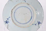 Cia. das Índias – Prato – Dinastia Ming – Decor... - Cia. das Índias – Prato – Dinastia Ming – Decoração azul cobalto sobre fundo branco, com motivos chineses característicos do período. 
China – S...
