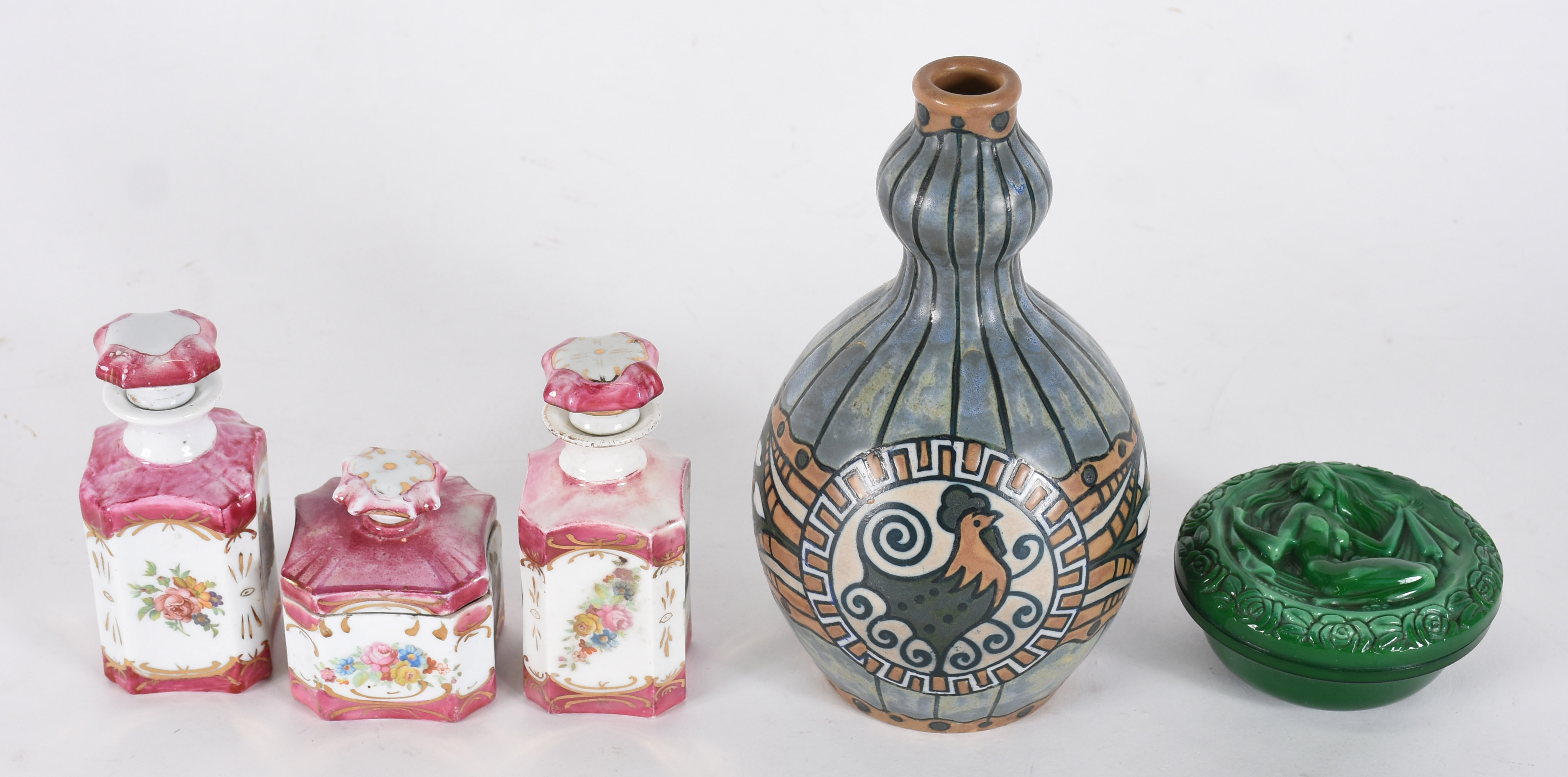 Cinco peças diversas, sendo tres frascos para toilette de porcelana... - foto 1 de 6