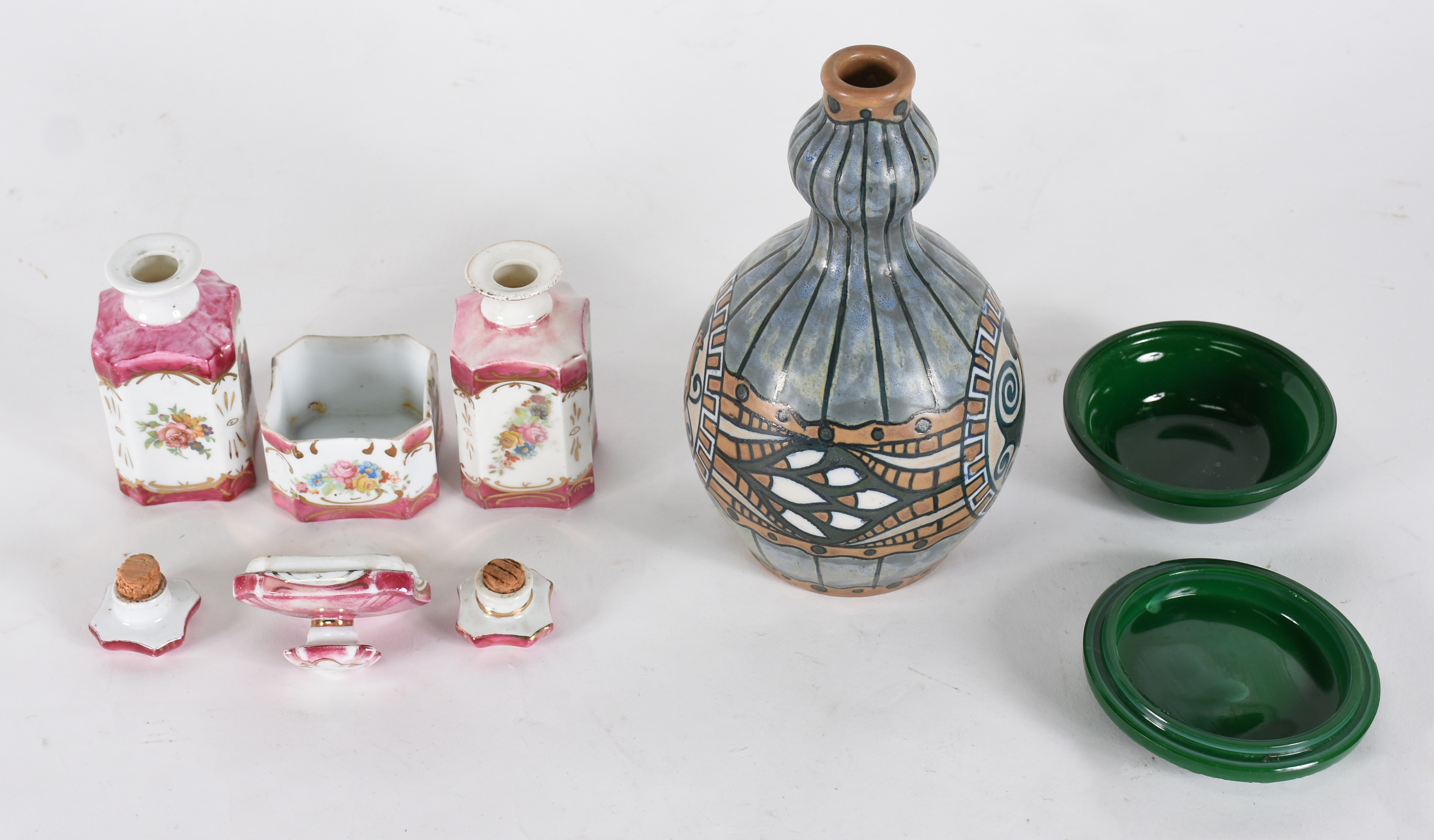 Cinco peças diversas, sendo tres frascos para toilette de porcelana... - foto 2 de 6