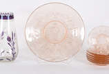 Diversas peças sendo, prato para bolo com 6 pra... - Diversas peças sendo, prato para bolo com 6 pratinhos na cor salmon (diâmetro 30 e 15 cm) e, vaso com detalhes florais em lilás (altura 26 cm).