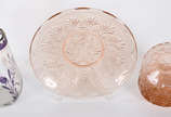 Diversas peças sendo, prato para bolo com 6 pra... - Diversas peças sendo, prato para bolo com 6 pratinhos na cor salmon (diâmetro 30 e 15 cm) e, vaso com detalhes florais em lilás (altura 26 cm).