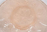 Diversas peças sendo, prato para bolo com 6 pra... - Diversas peças sendo, prato para bolo com 6 pratinhos na cor salmon (diâmetro 30 e 15 cm) e, vaso com detalhes florais em lilás (altura 26 cm).