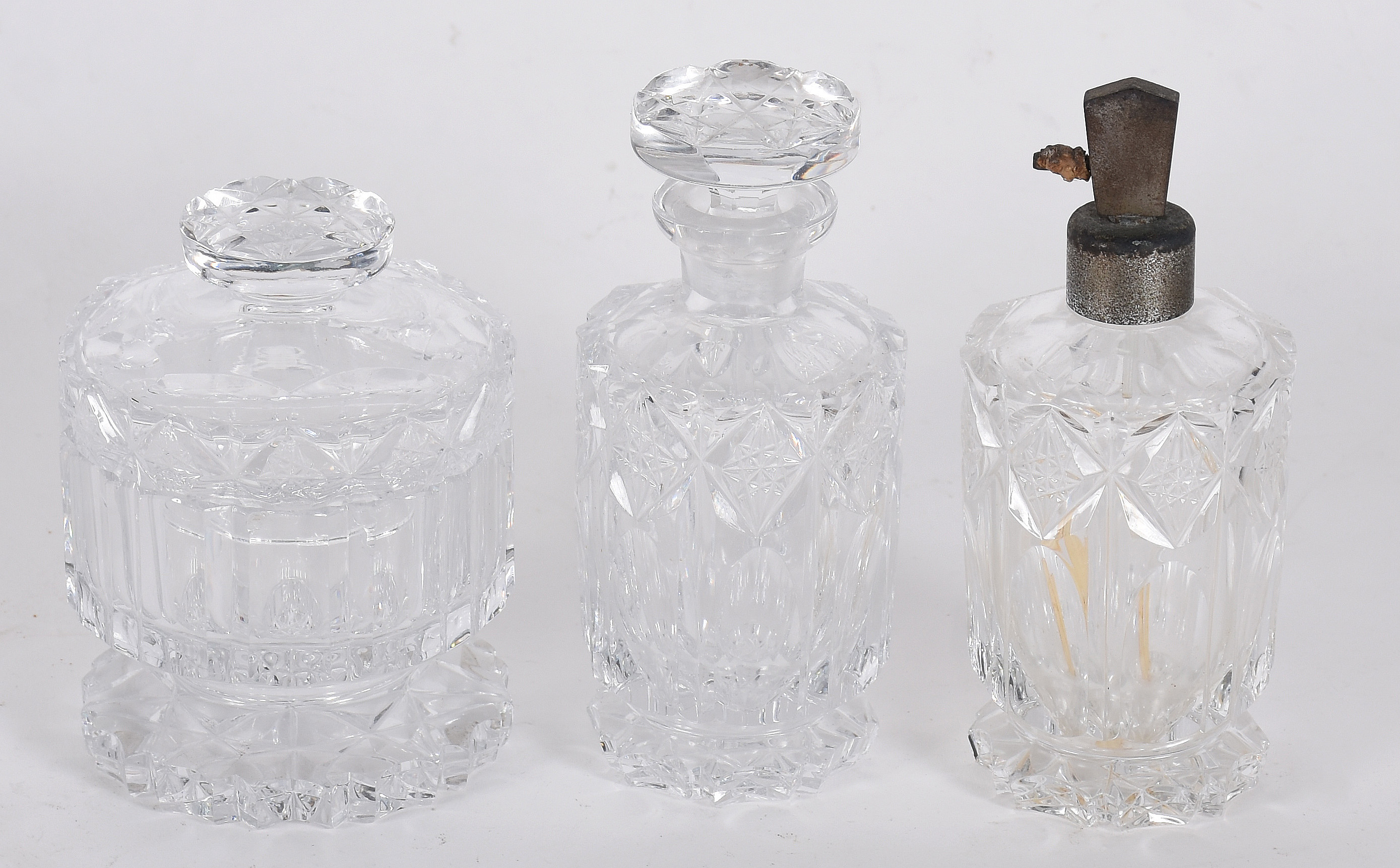 Três peças de cristal para toillete ( Tampa com lascado interno ) - foto 2 de 5