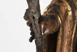 Belíssima Imagem de madeira ricamente trabalhad... - Belíssima Imagem de madeira ricamente trabalhada em dourado, representando Santa com crucifixo na mão direita, sobre pedestal. Acompanha resplen...