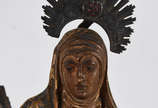 Belíssima Imagem de madeira ricamente trabalhad... - Belíssima Imagem de madeira ricamente trabalhada em dourado, representando Santa com crucifixo na mão direita, sobre pedestal. Acompanha resplen...