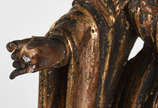 Belíssima Imagem de madeira ricamente trabalhad... - Belíssima Imagem de madeira ricamente trabalhada em dourado, representando Santa com crucifixo na mão direita, sobre pedestal. Acompanha resplen...