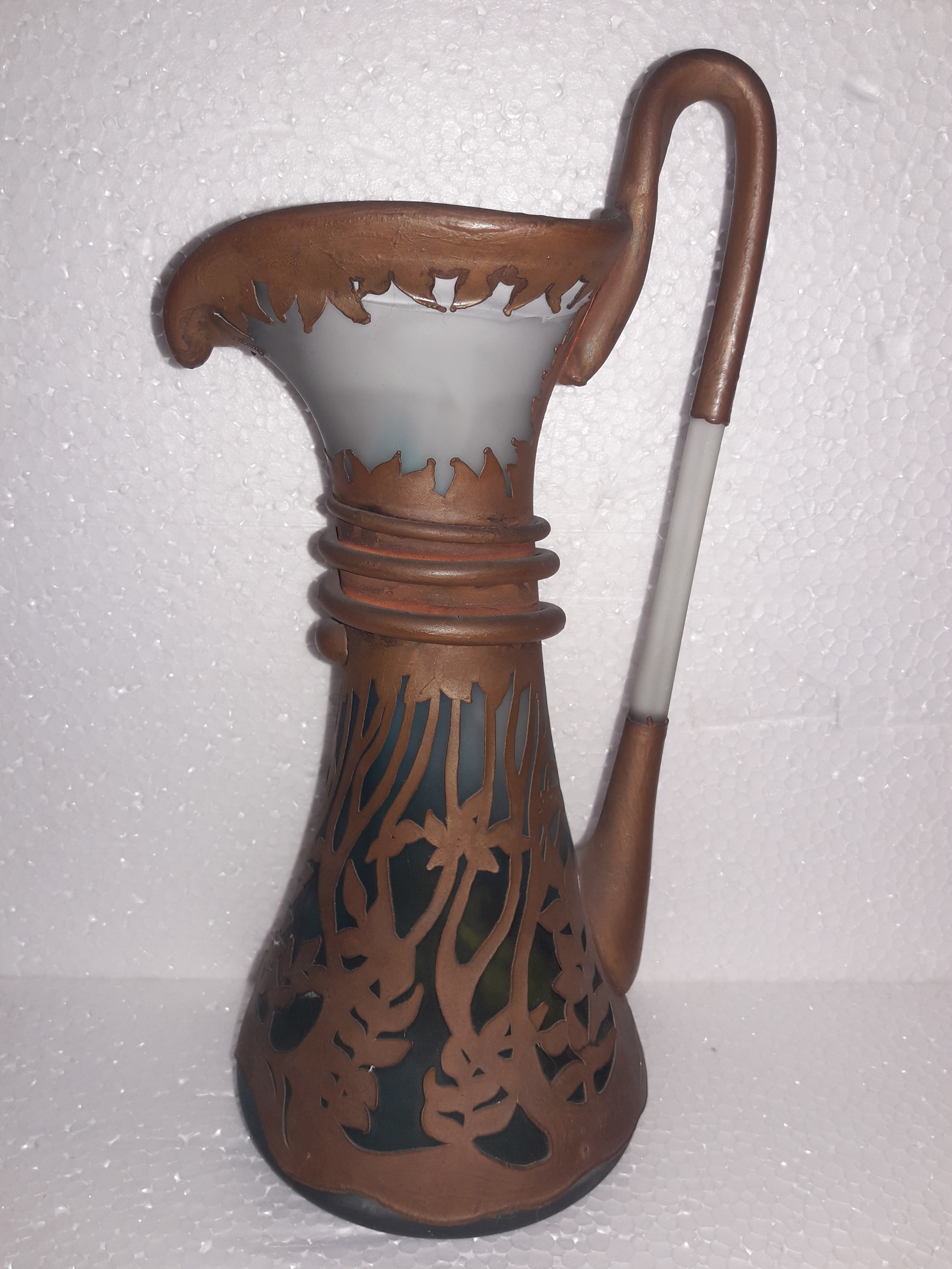 Vaso “Art Nouveau” – Pasta de vidro e metal – Decoração em verde... - foto 1 de 2