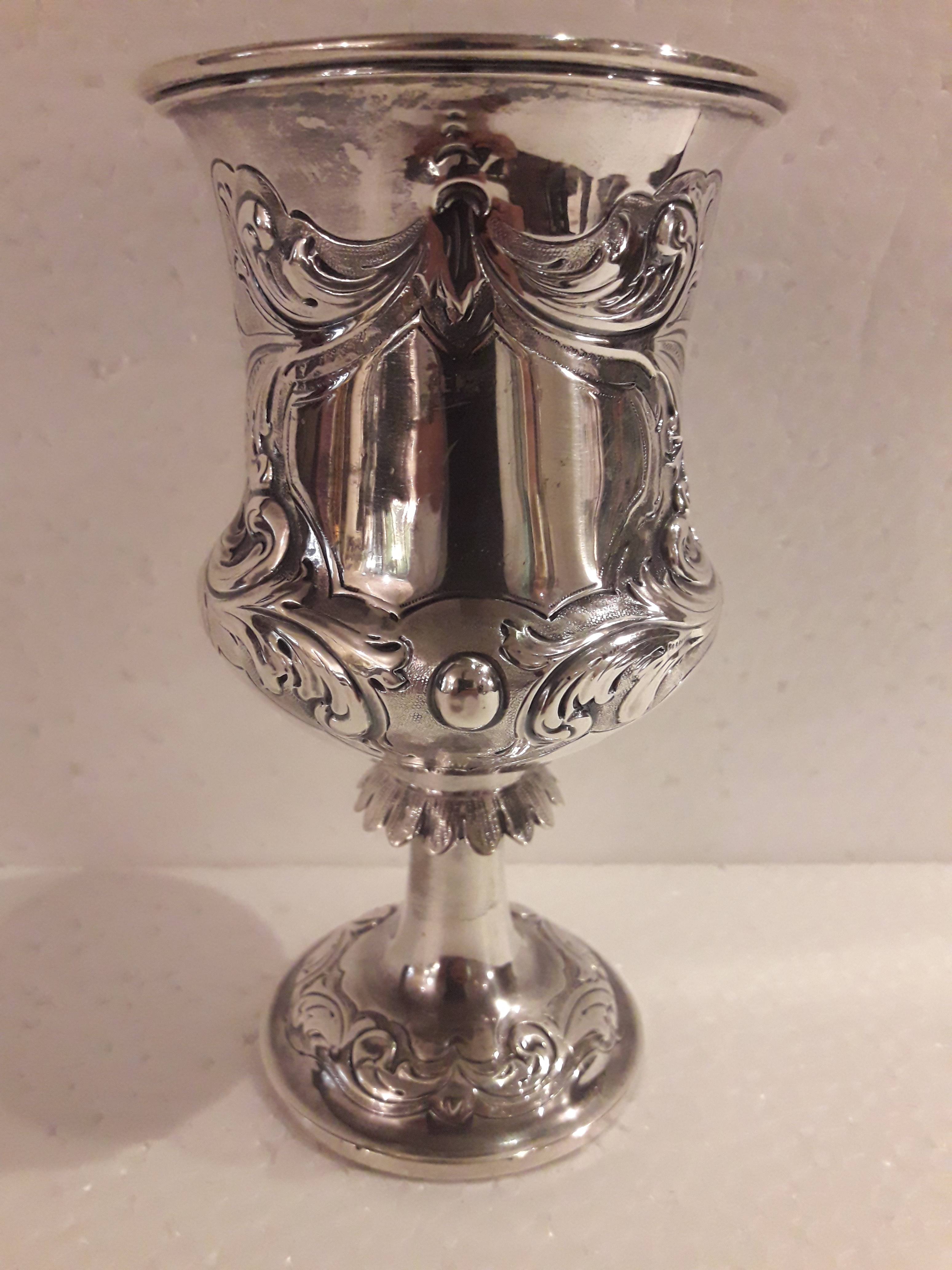 Copo de pé Vitoriano – Prata inglesa – Decoração cinzelada cm reserva... - foto 1 de 2