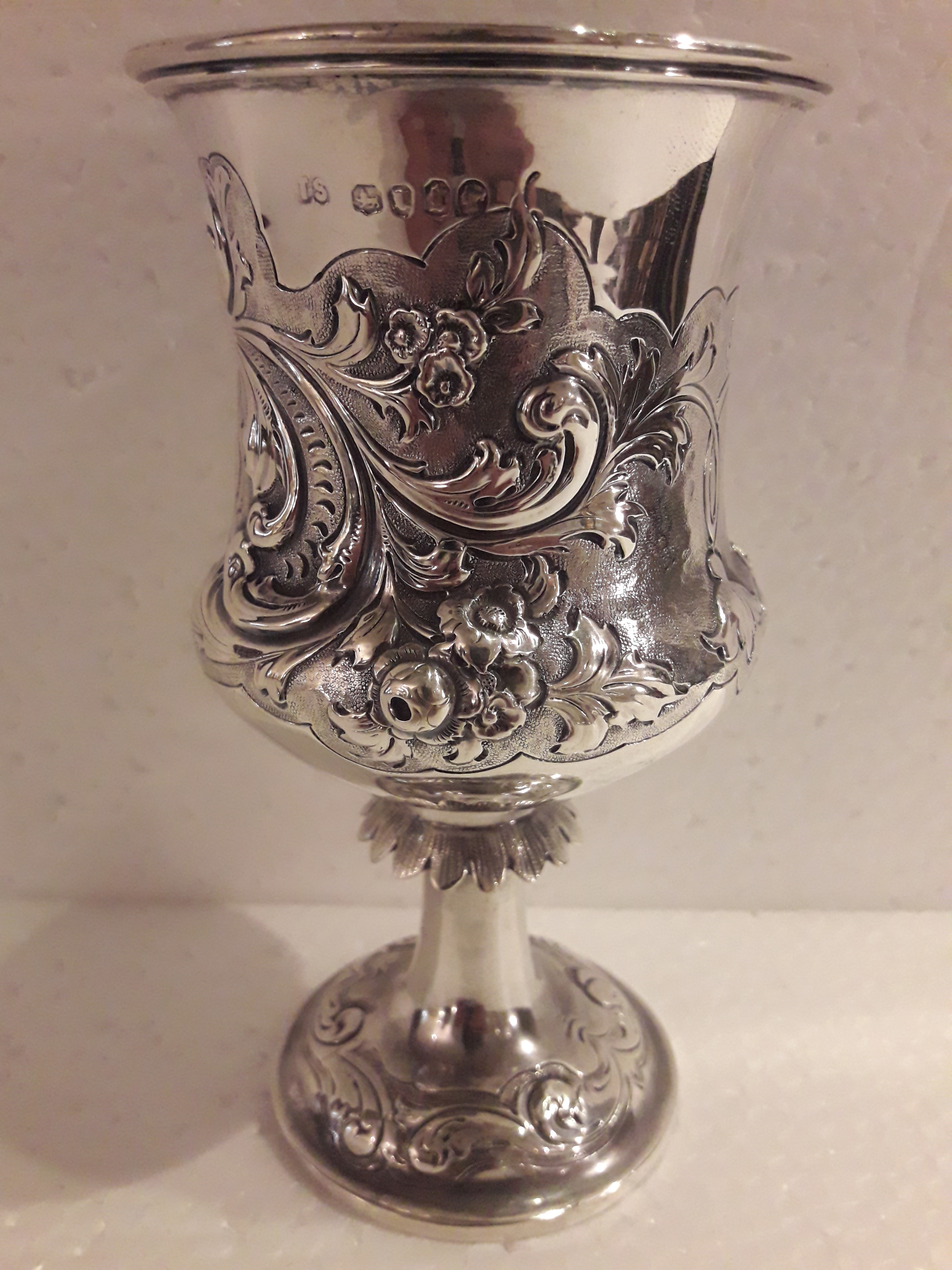 Copo de pé Vitoriano – Prata inglesa – Decoração cinzelada cm reserva... - foto 2 de 2