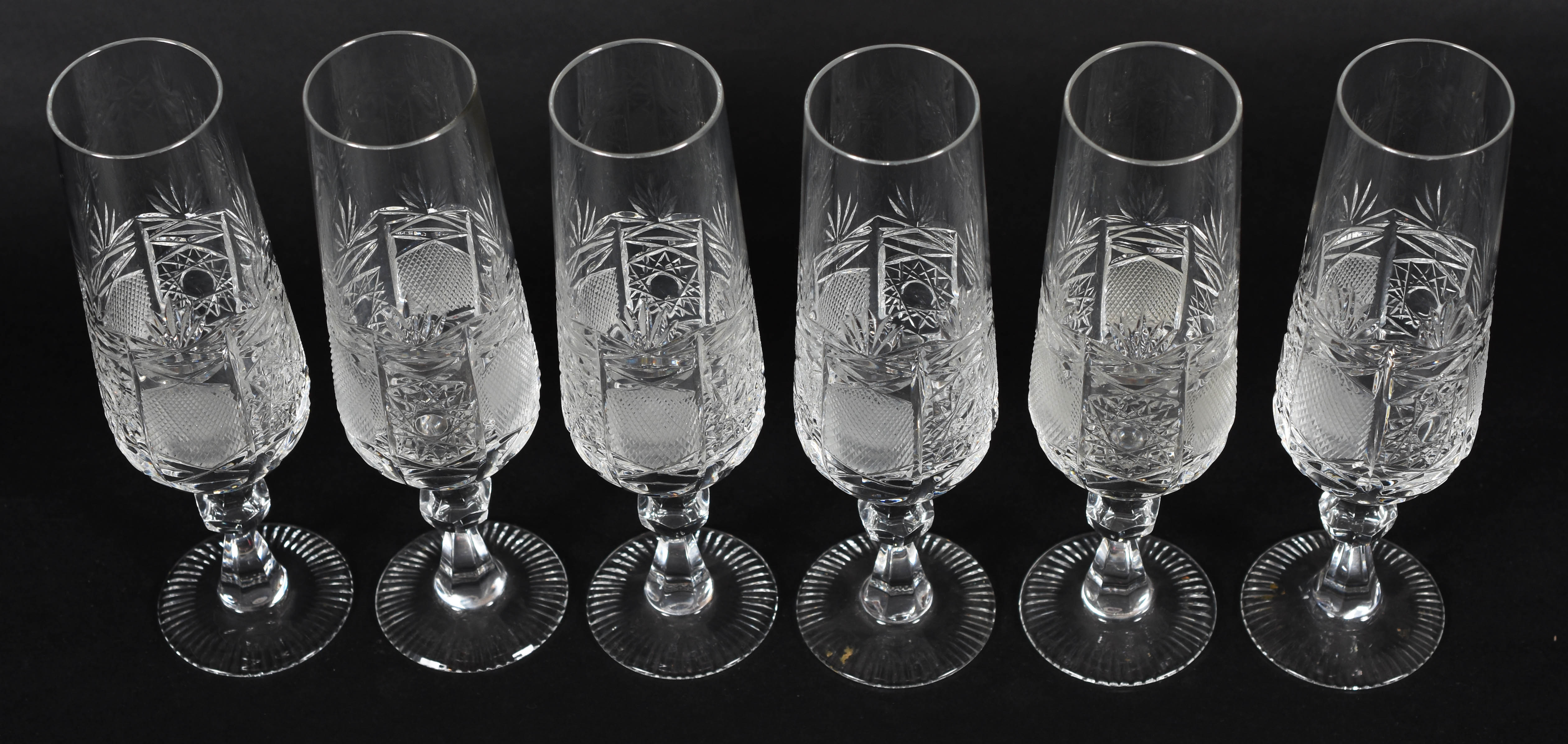 Conjunto de copos – Cristal europeu – Decoração em lapidados... - foto 2 de 2