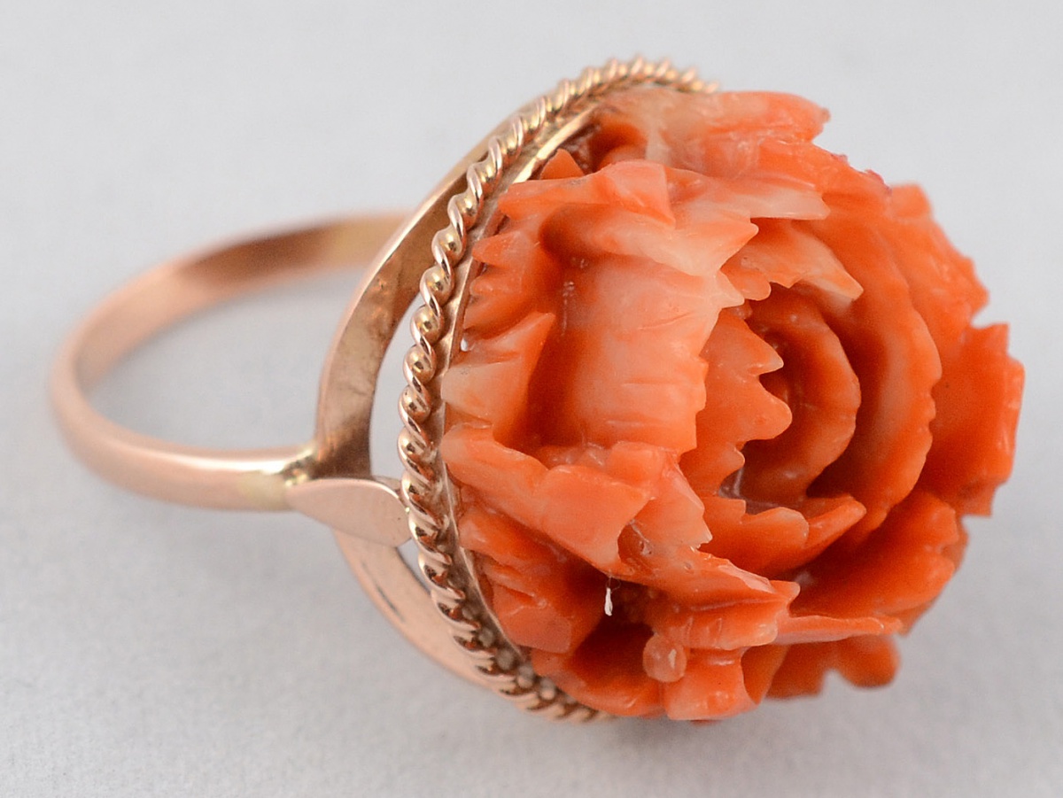 Anel em ouro 18 k com "rosa" em coral italiano. Peso total... - foto 1 de 2