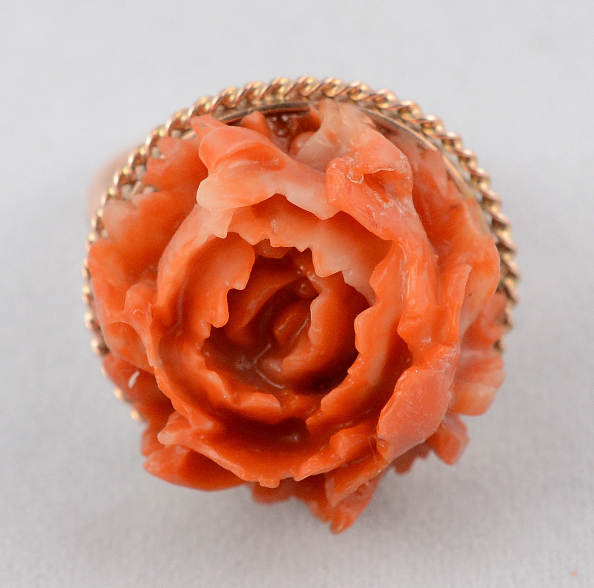 Anel em ouro 18 k com "rosa" em coral italiano. Peso total... - foto 2 de 2