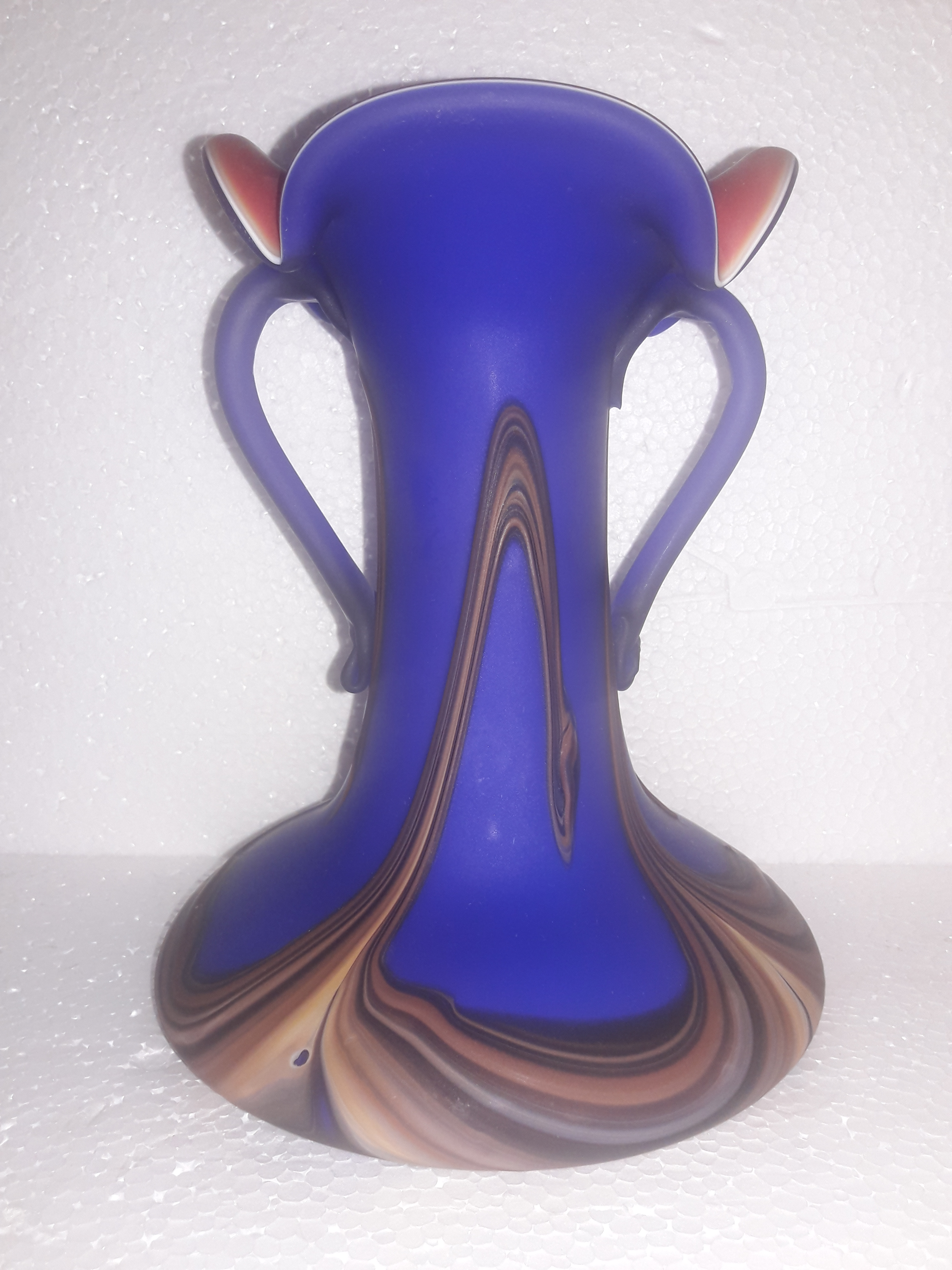 Vaso – Vidro de Murano – Decoração em azul cobalto com rajas caramelo... - foto 1 de 2