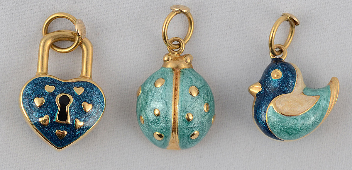 Três pendentes italianos em ouro amarelo 18 k com esmalte, modelos...