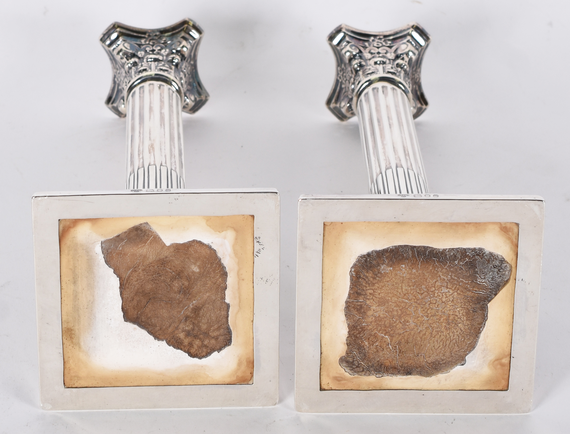 Par de castiçais de prata inglesa contrastada na forma de colunas... - foto 6 de 6
