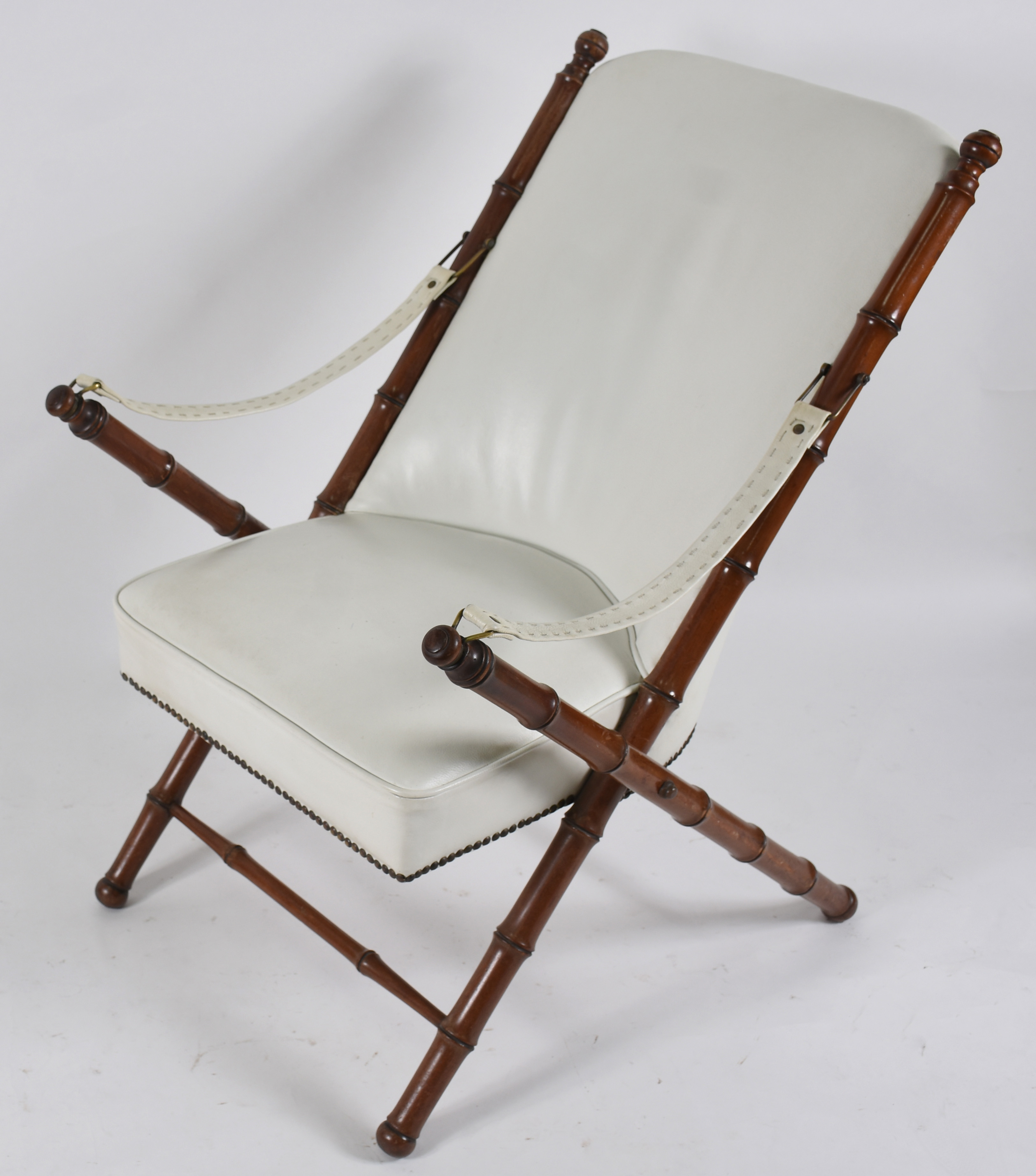 Elegante Cadeira de madeira nobre articulada, estofada e forrada de... - foto 1 de 5