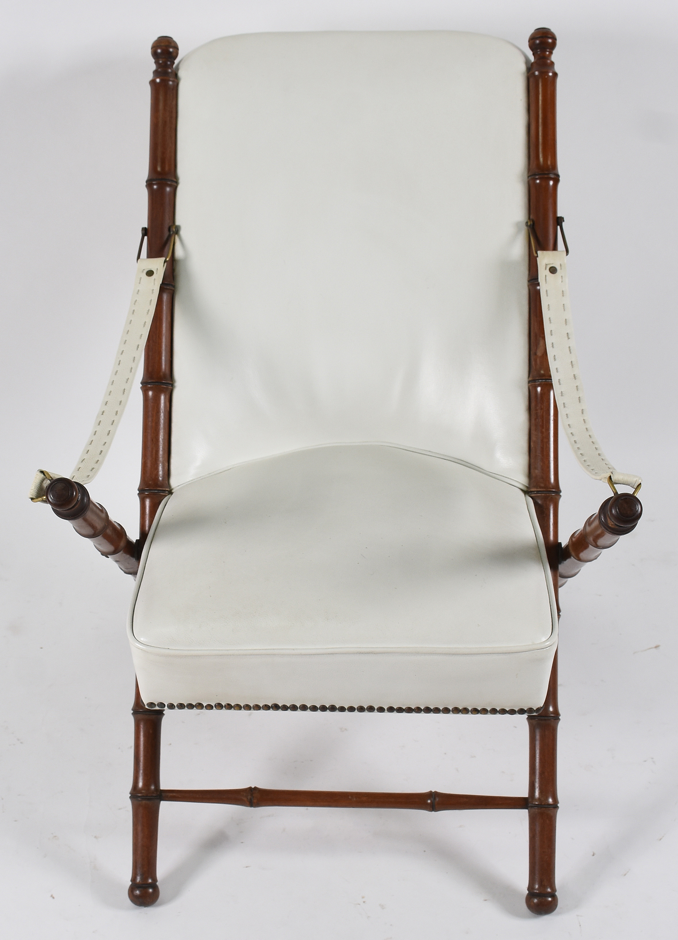 Elegante Cadeira de madeira nobre articulada, estofada e forrada de... - foto 2 de 5