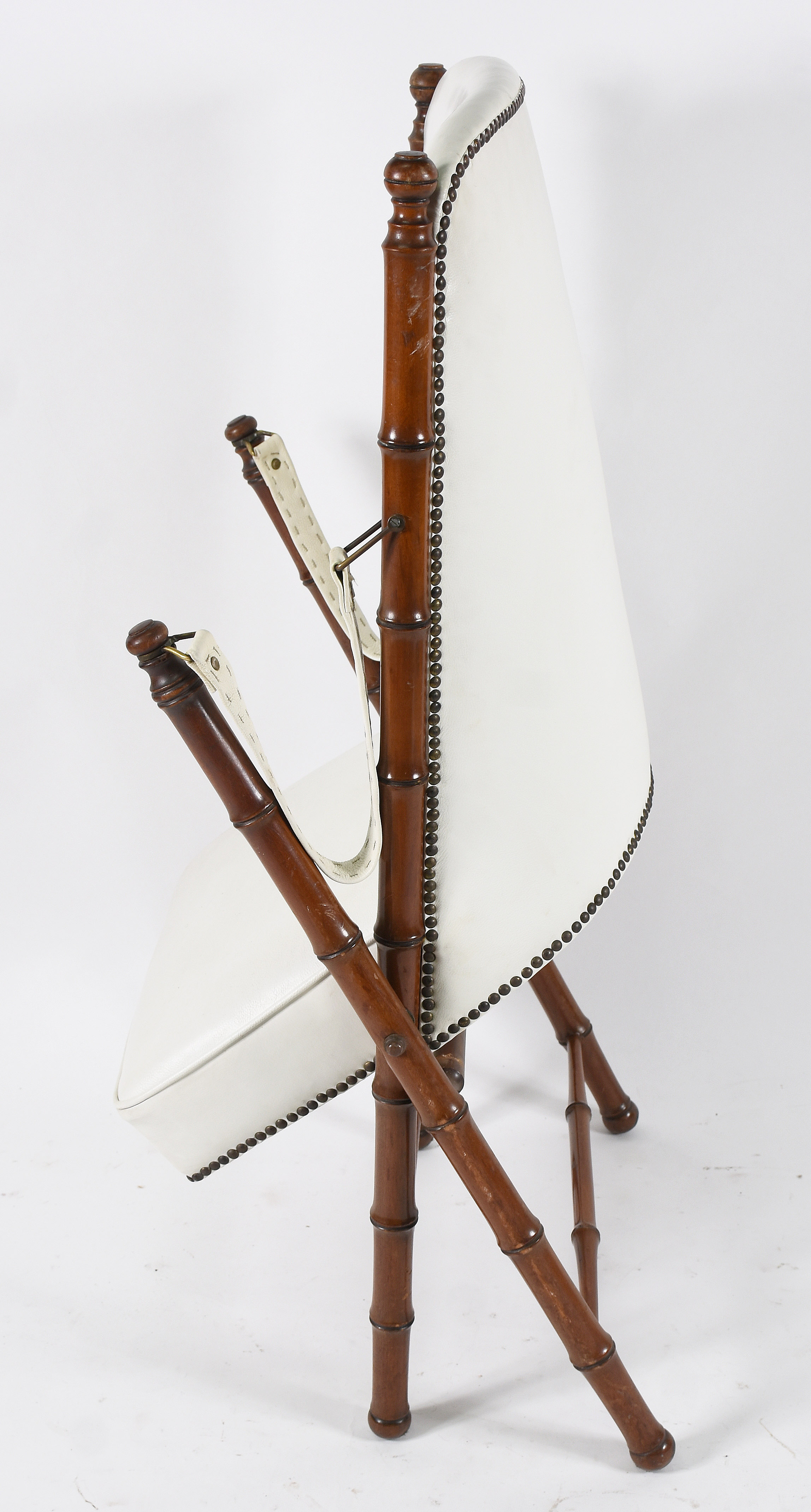 Elegante Cadeira de madeira nobre articulada, estofada e forrada de... - foto 4 de 5