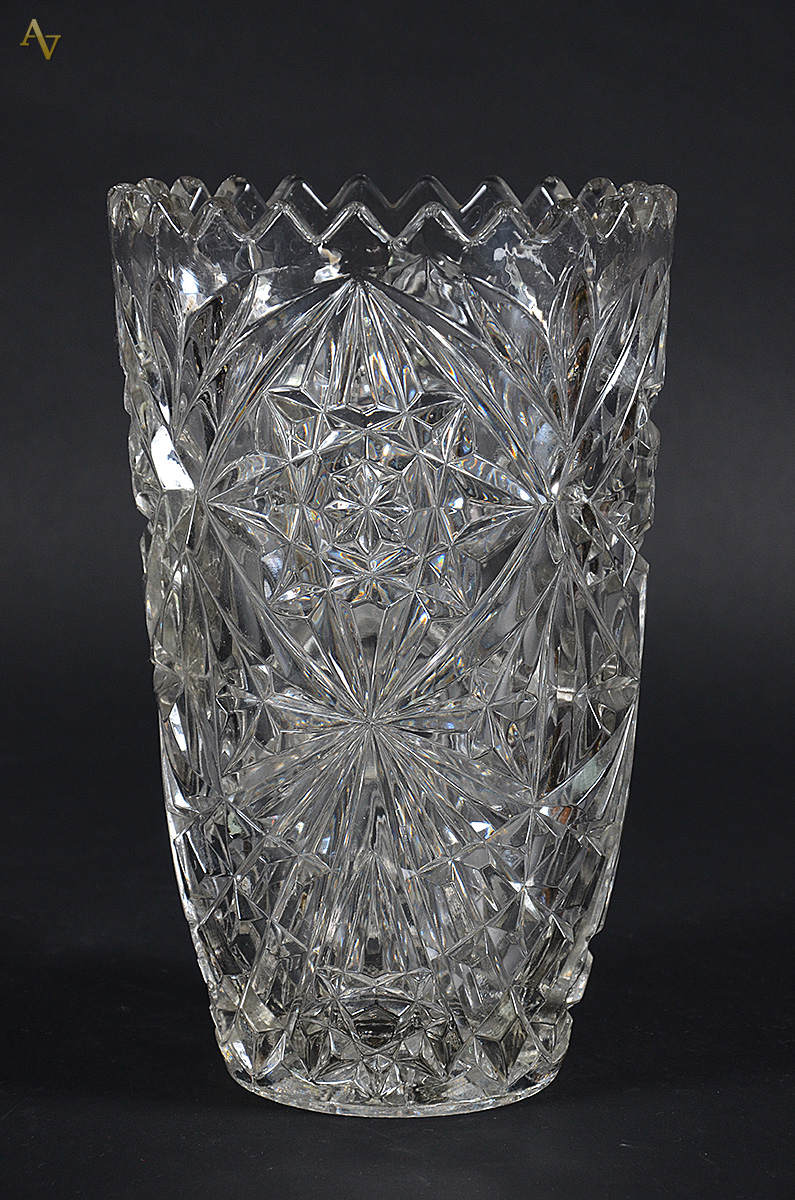 Vaso de cristal tcheco lapidado. Altura 30 cm.