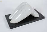 DJALMA NETO - Escultura em mármore carrara repr... - DJALMA NETO - Escultura em mármore carrara representando corpo feminino, base de granito negro medindo 59 x 51 altura 27 cm.