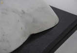 DJALMA NETO - Escultura em mármore carrara repr... - DJALMA NETO - Escultura em mármore carrara representando corpo feminino, base de granito negro medindo 59 x 51 altura 27 cm.