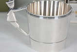 CHRISTOFLE - Diversas peças de metal espessurad... - CHRISTOFLE - Diversas peças de metal espessurado a prata, sendo: Jarra para água , açucareiro,  8 argolas para guardanapos , caneca, copo e band...