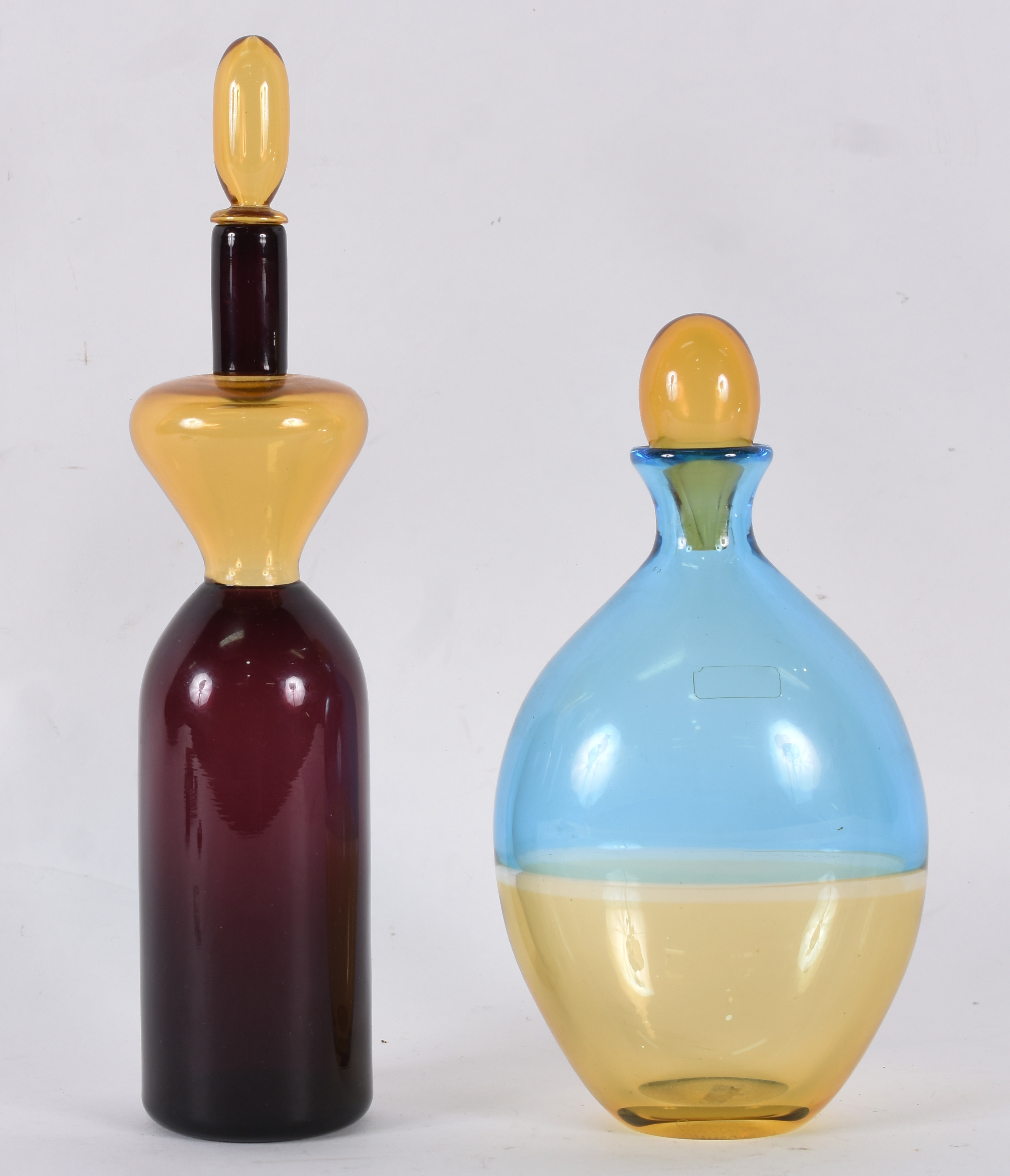 Duas garrafas de Murano, sendo uma amarela e azul assinada BARLINI, e... - foto 1 de 5