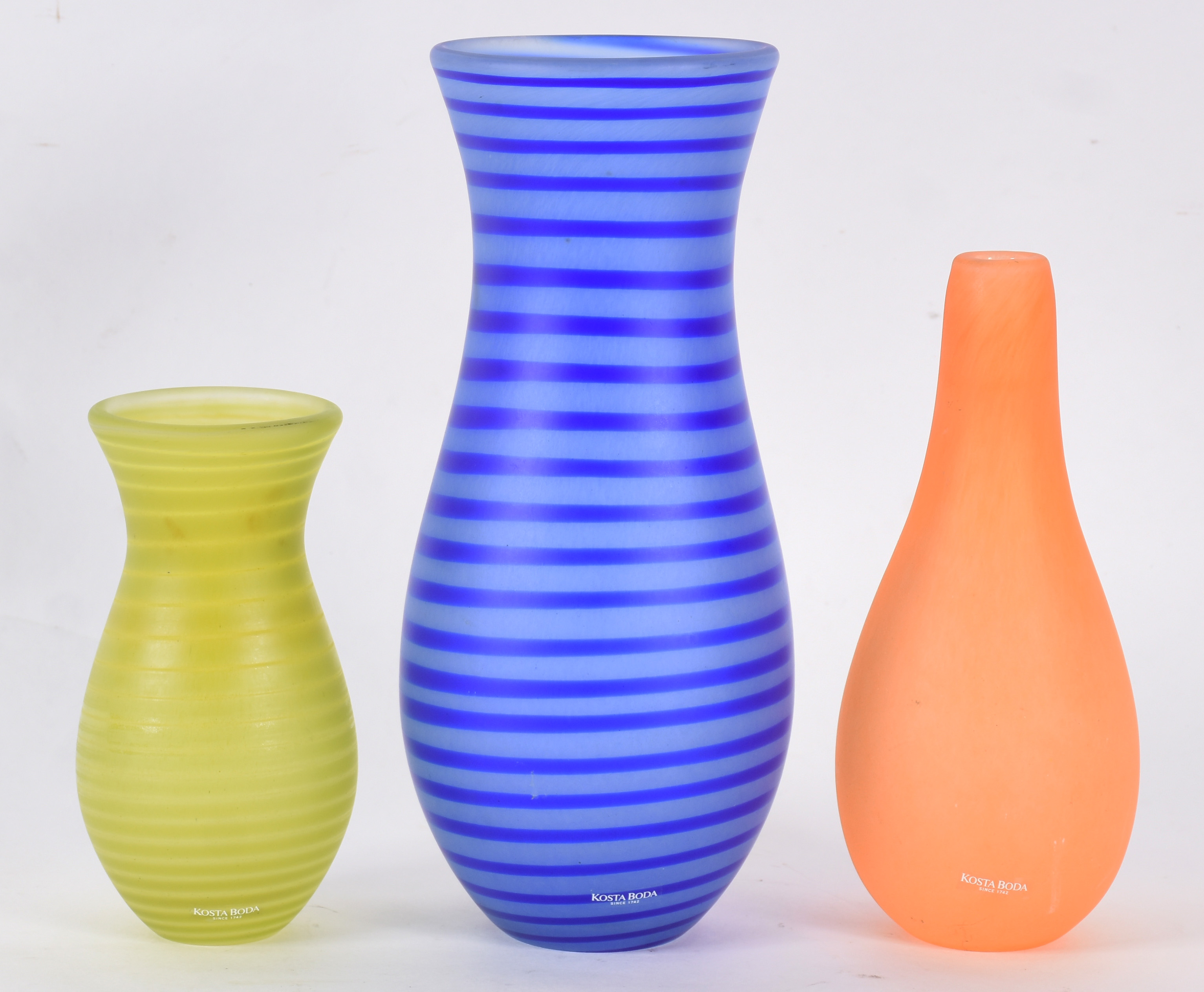 Três vasinhos suecos de vidro decorados com listras, nas cores... - foto 1 de 6