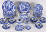 Serviço azul e branco de porcelana SPODE , Engl... - Serviço azul e branco de porcelana SPODE , England  composto de : 9 pratos rasos; 8 para sobremesa ; 6 xícaras  de chá com pires ( 1 bicada) ; b...