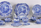 Serviço azul e branco de porcelana SPODE , Engl... - Serviço azul e branco de porcelana SPODE , England  composto de : 9 pratos rasos; 8 para sobremesa ; 6 xícaras  de chá com pires ( 1 bicada) ; b...