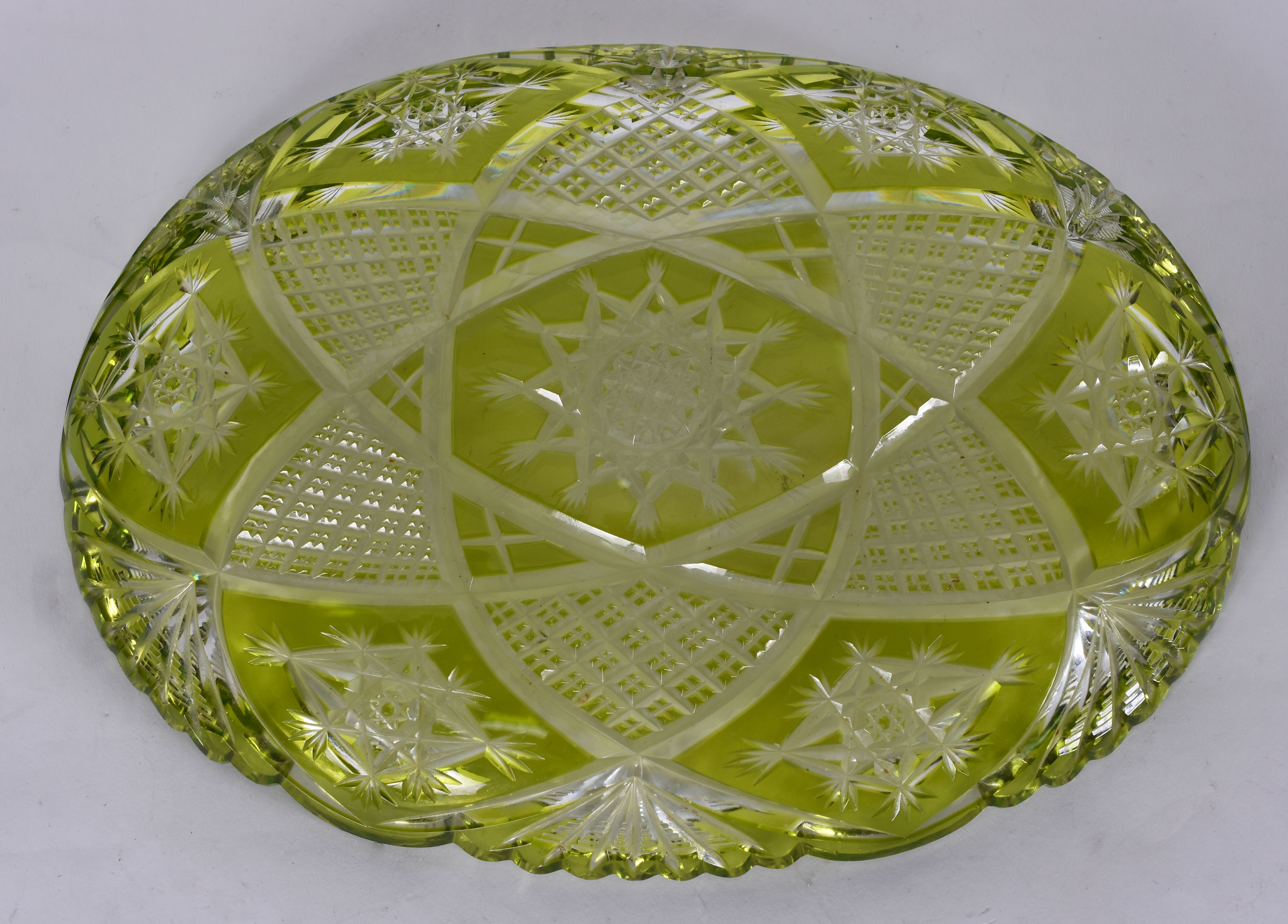 Prato oval de cristal tcheco lapidado doublé verde. - foto 4 de 5