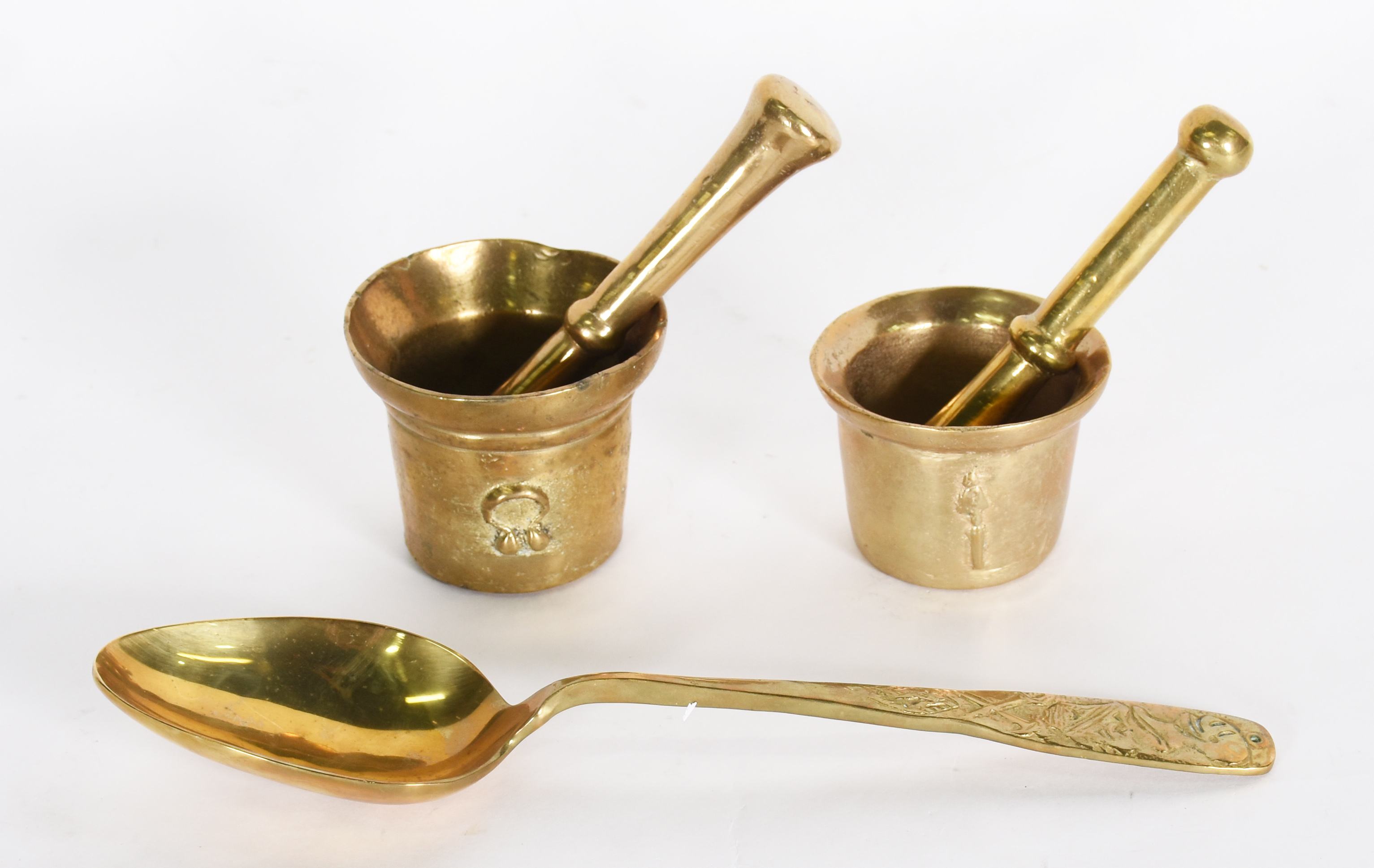 Tres peças de bronze, sendo: Dois almofarizes com soquete e colher... - foto 1 de 5