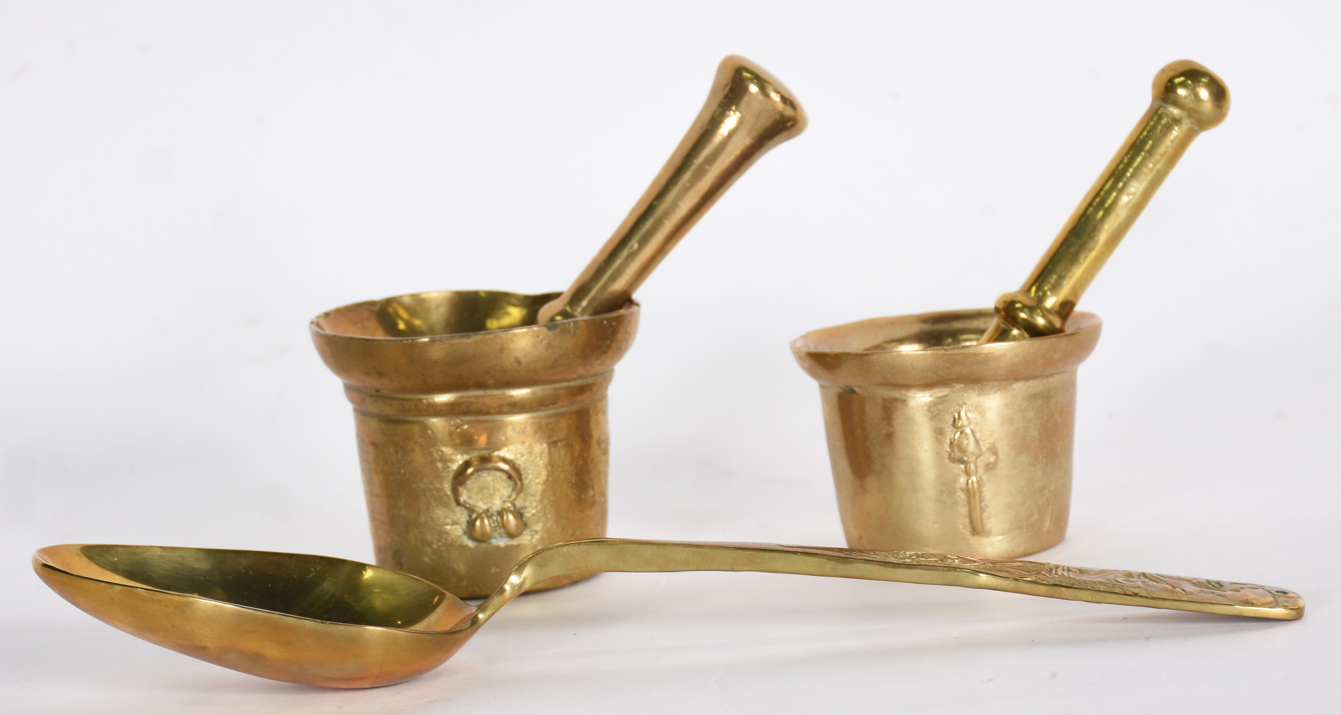 Tres peças de bronze, sendo: Dois almofarizes com soquete e colher... - foto 2 de 5