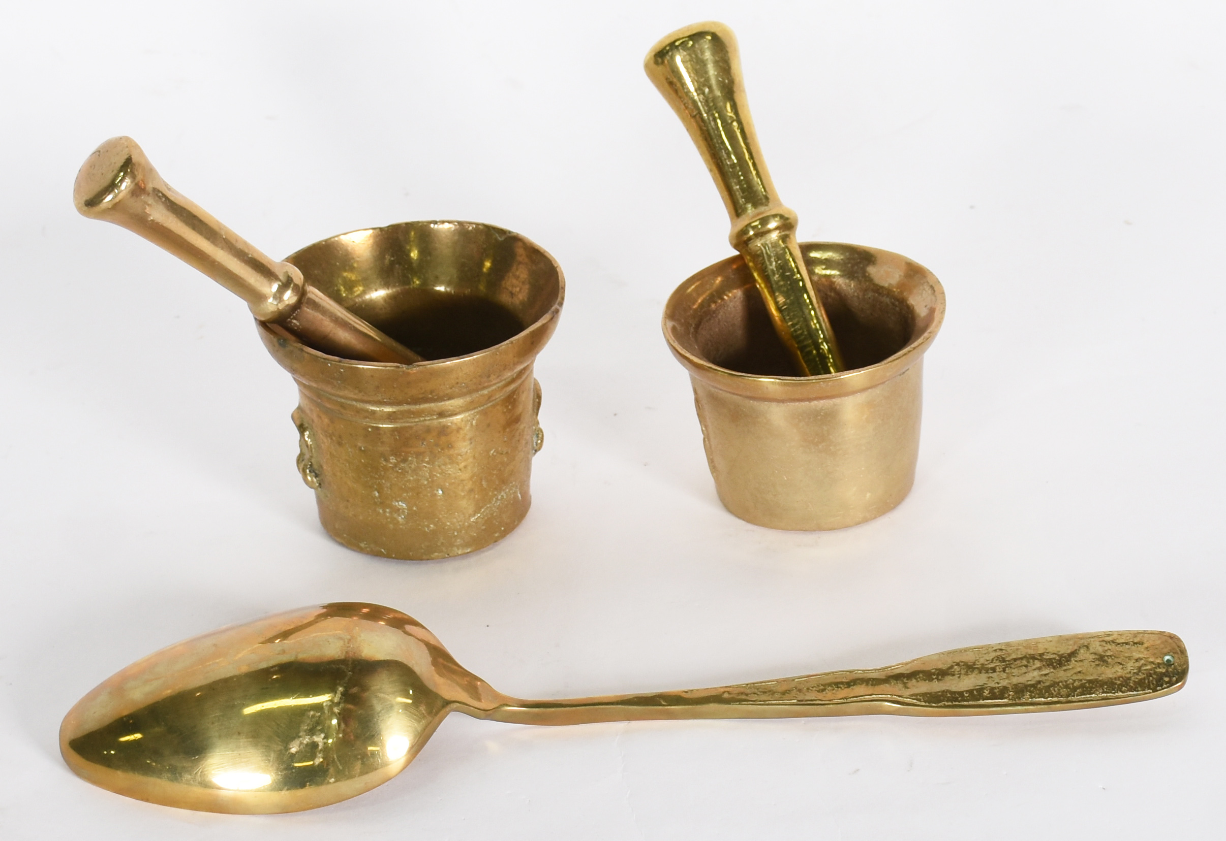 Tres peças de bronze, sendo: Dois almofarizes com soquete e colher... - foto 3 de 5