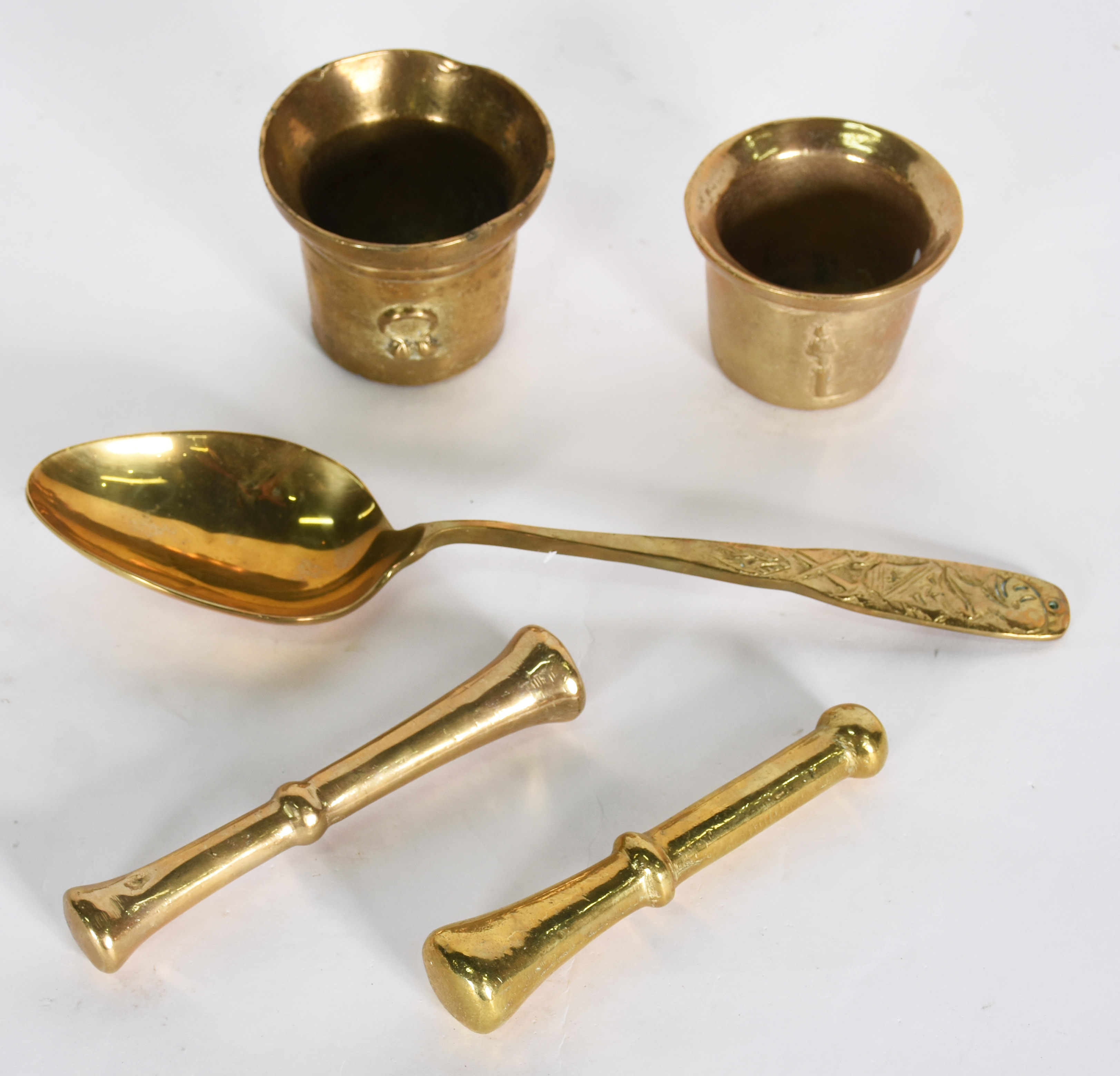 Tres peças de bronze, sendo: Dois almofarizes com soquete e colher... - foto 4 de 5