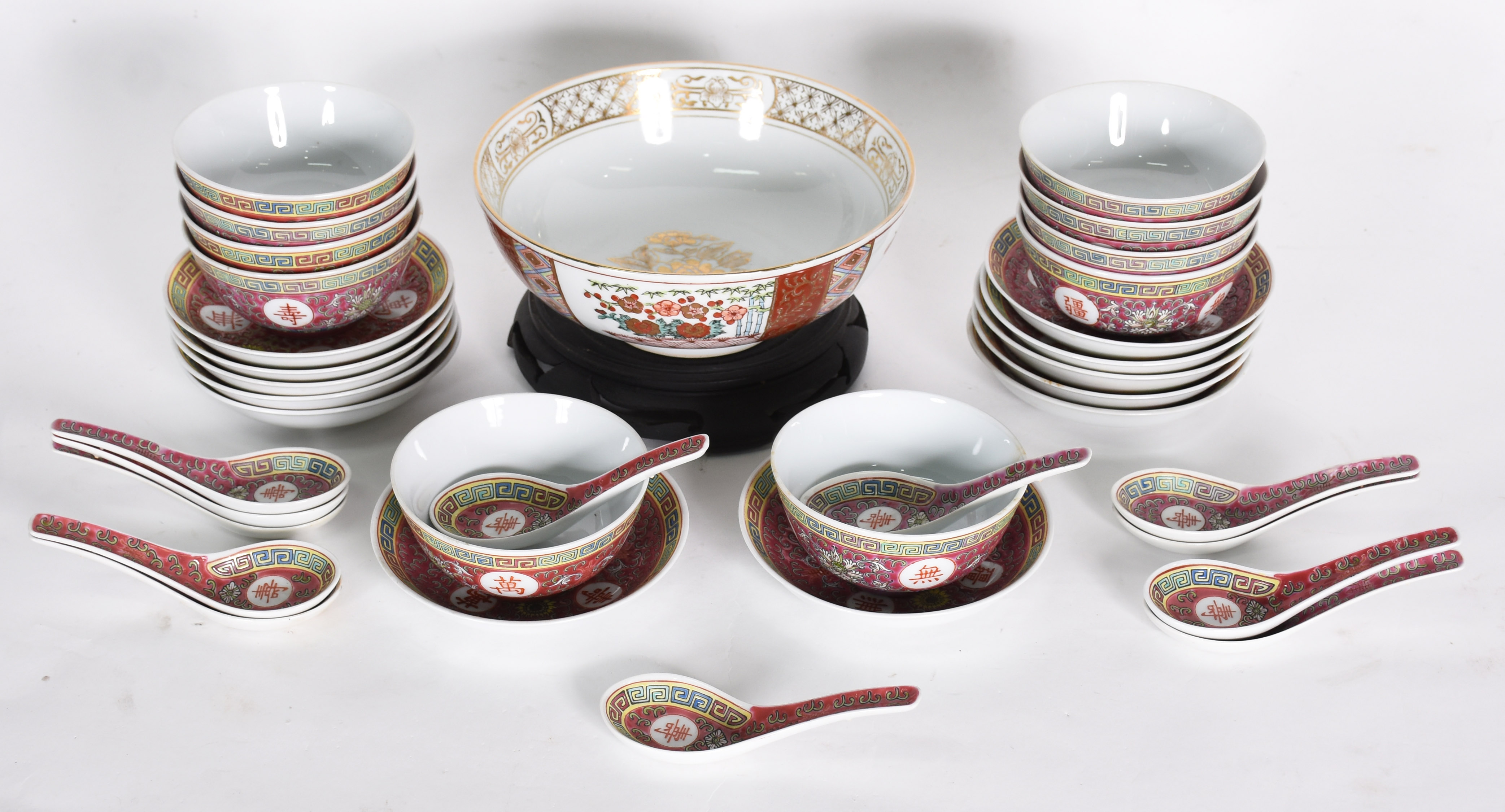 Diversas peças de porcelana sendo: Bowl "Gold imari" pintado a mao; 9... - foto 1 de 6