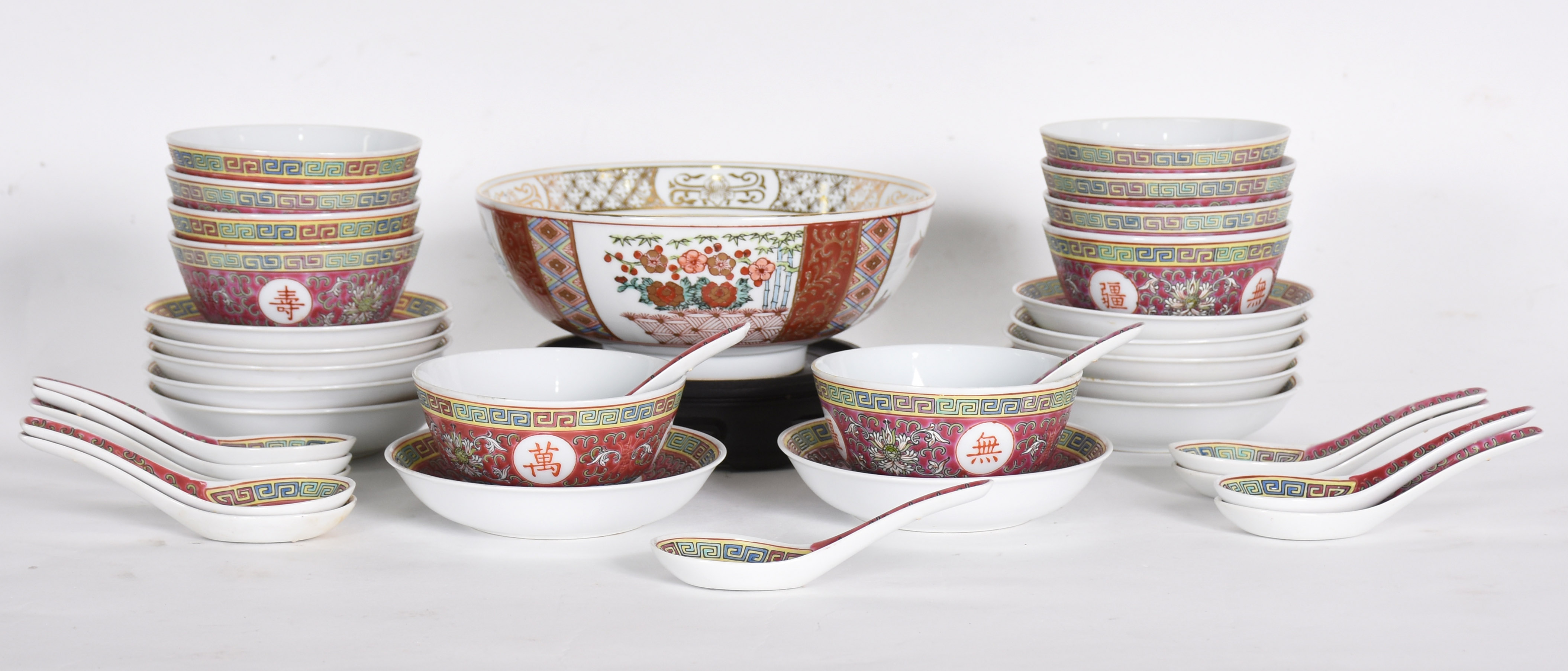 Diversas peças de porcelana sendo: Bowl "Gold imari" pintado a mao; 9... - foto 2 de 6