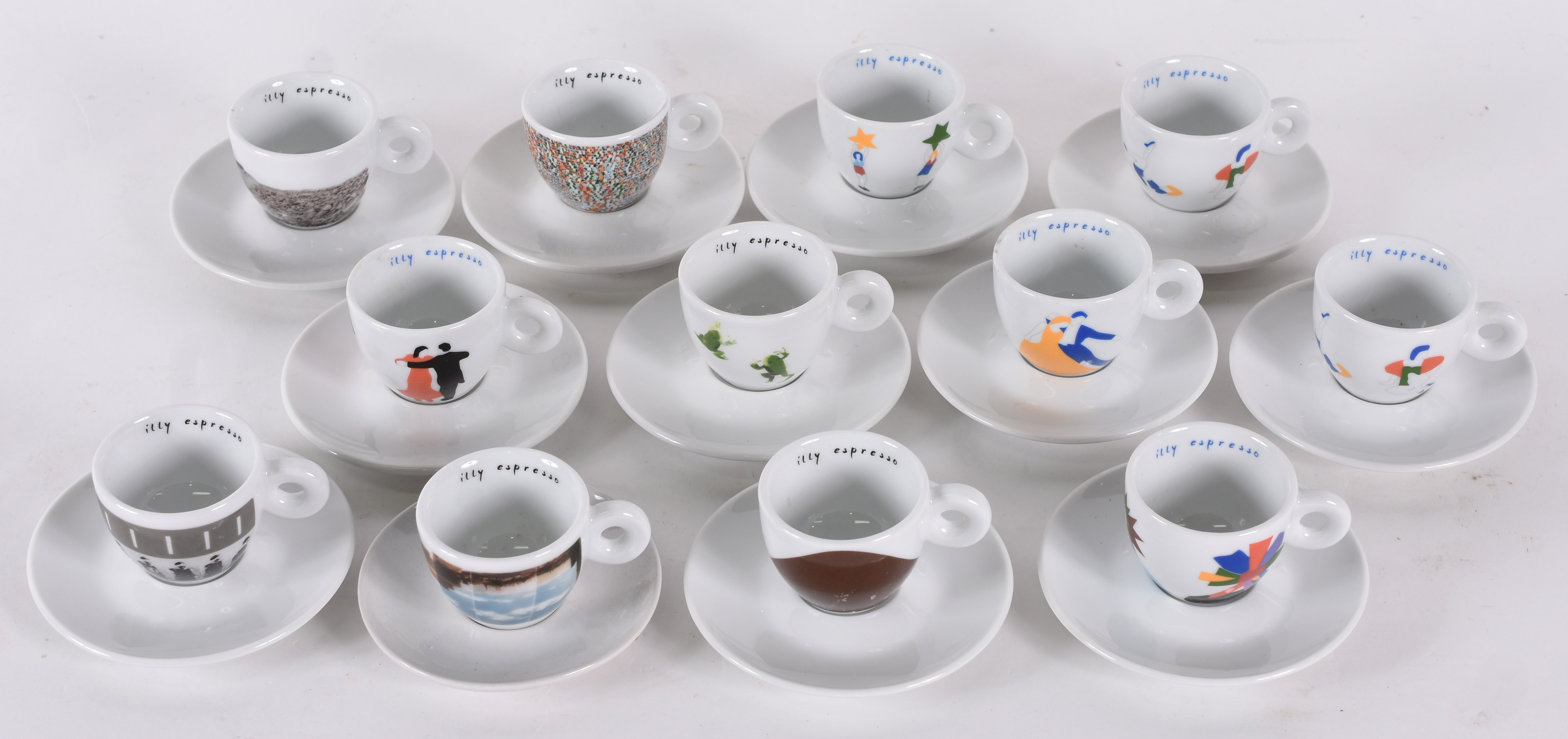 Conjunto com doze xícaras para café com pires , de porcelana italiana... - foto 1 de 7