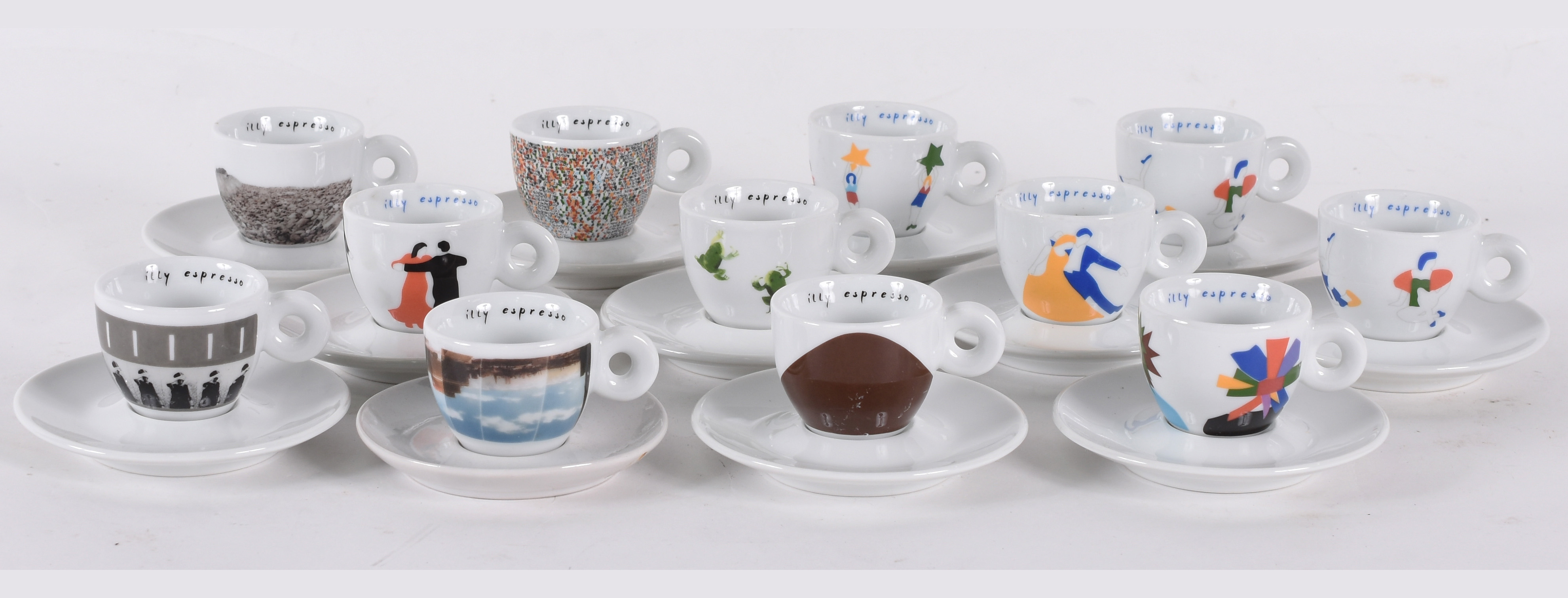 Conjunto com doze xícaras para café com pires , de porcelana italiana... - foto 2 de 7