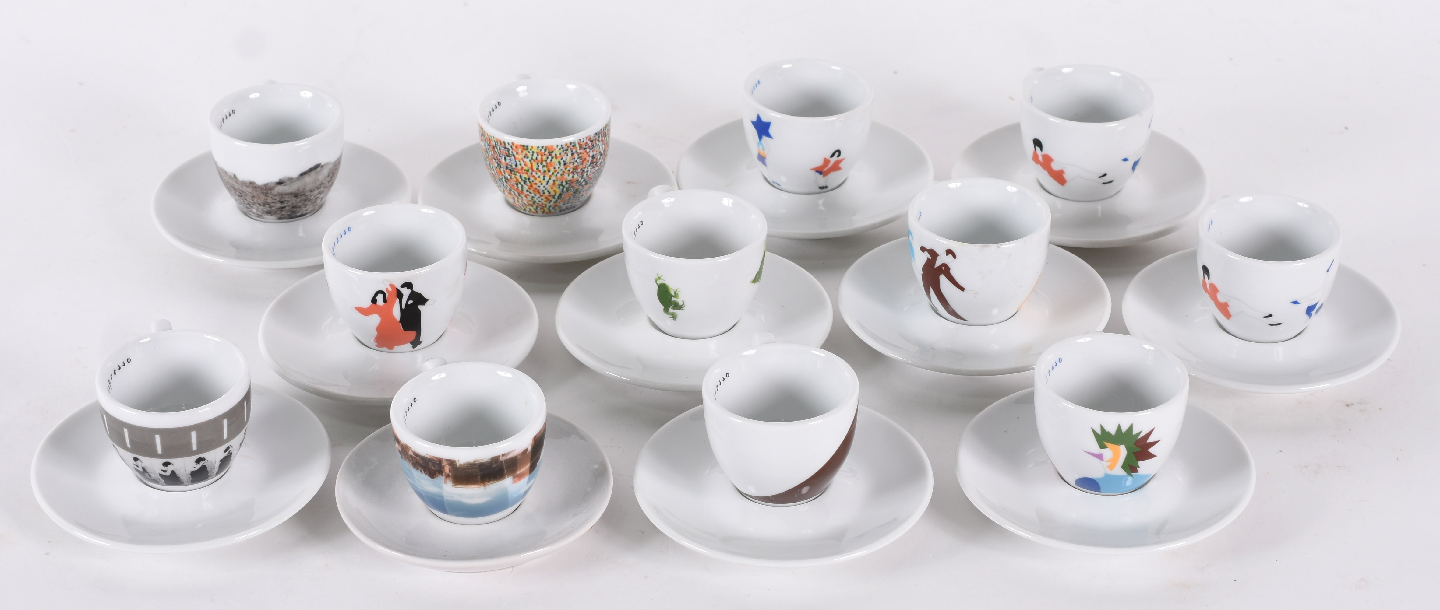 Conjunto com doze xícaras para café com pires , de porcelana italiana... - foto 3 de 7