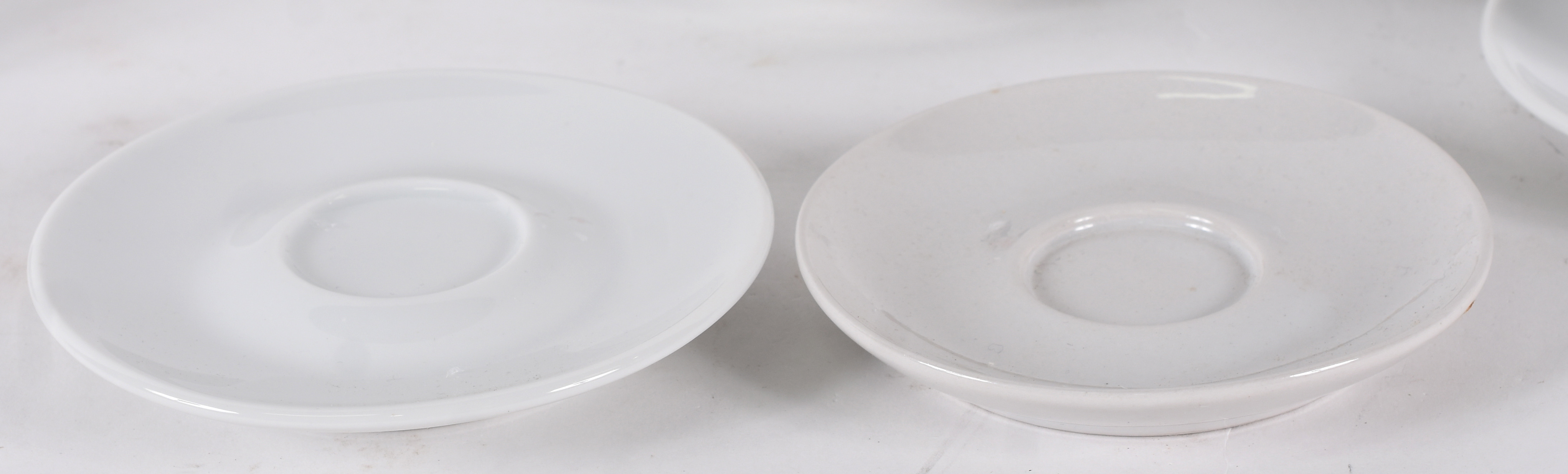 Conjunto com doze xícaras para café com pires , de porcelana italiana... - foto 4 de 7