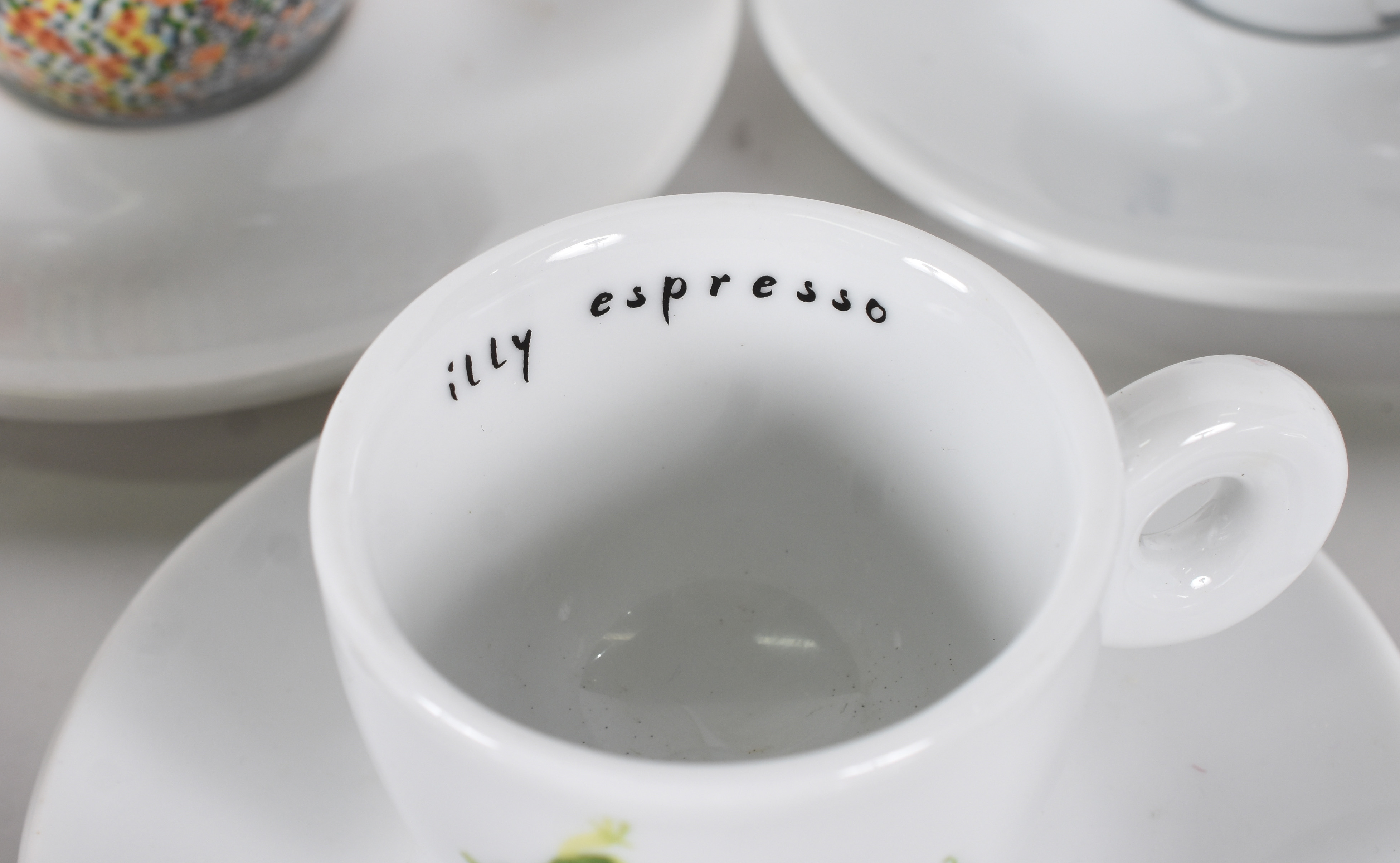 Conjunto com doze xícaras para café com pires , de porcelana italiana... - foto 5 de 7