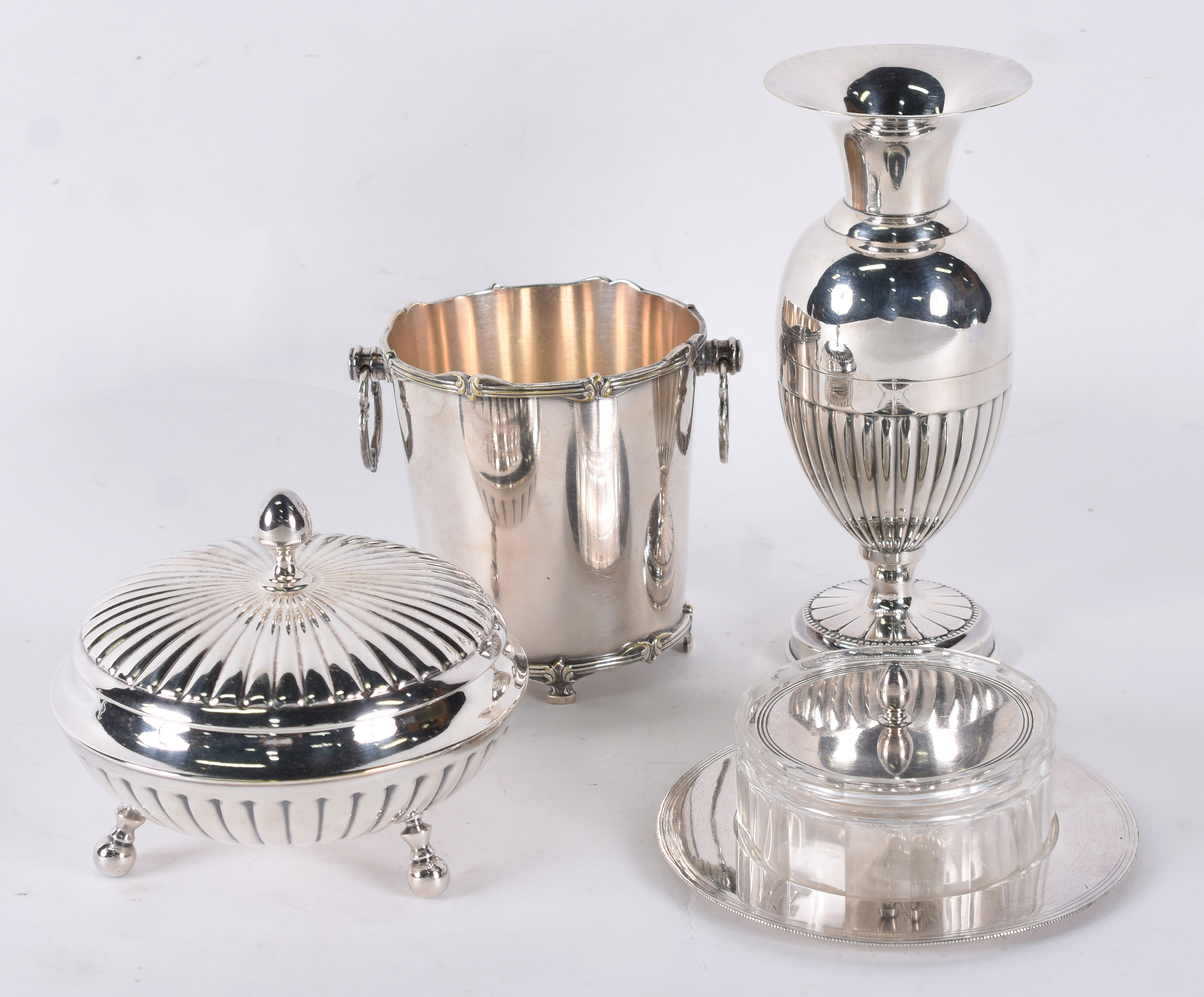 Quatro peças de metal prateado, sendo: vaso gomado, bomboniere, balde... - foto 2 de 9