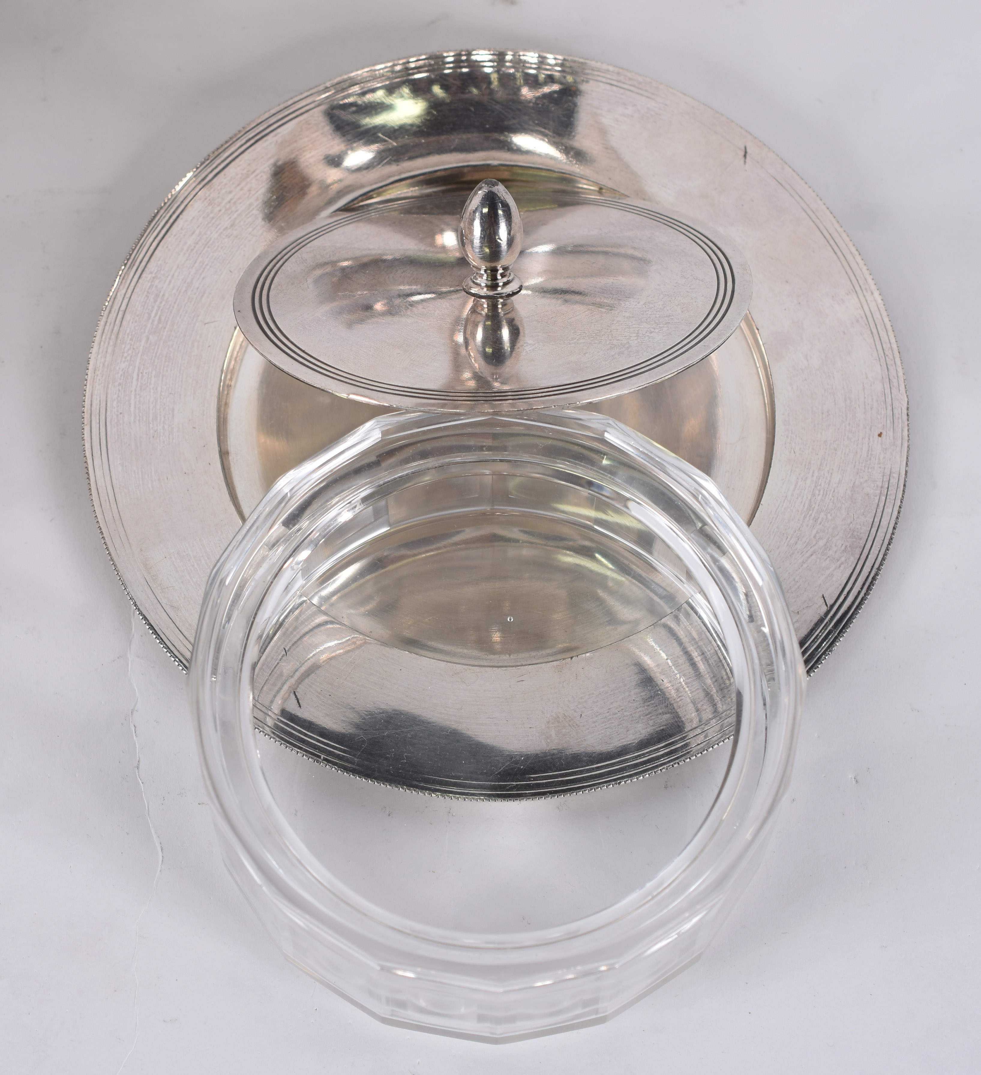 Quatro peças de metal prateado, sendo: vaso gomado, bomboniere, balde... - foto 4 de 9