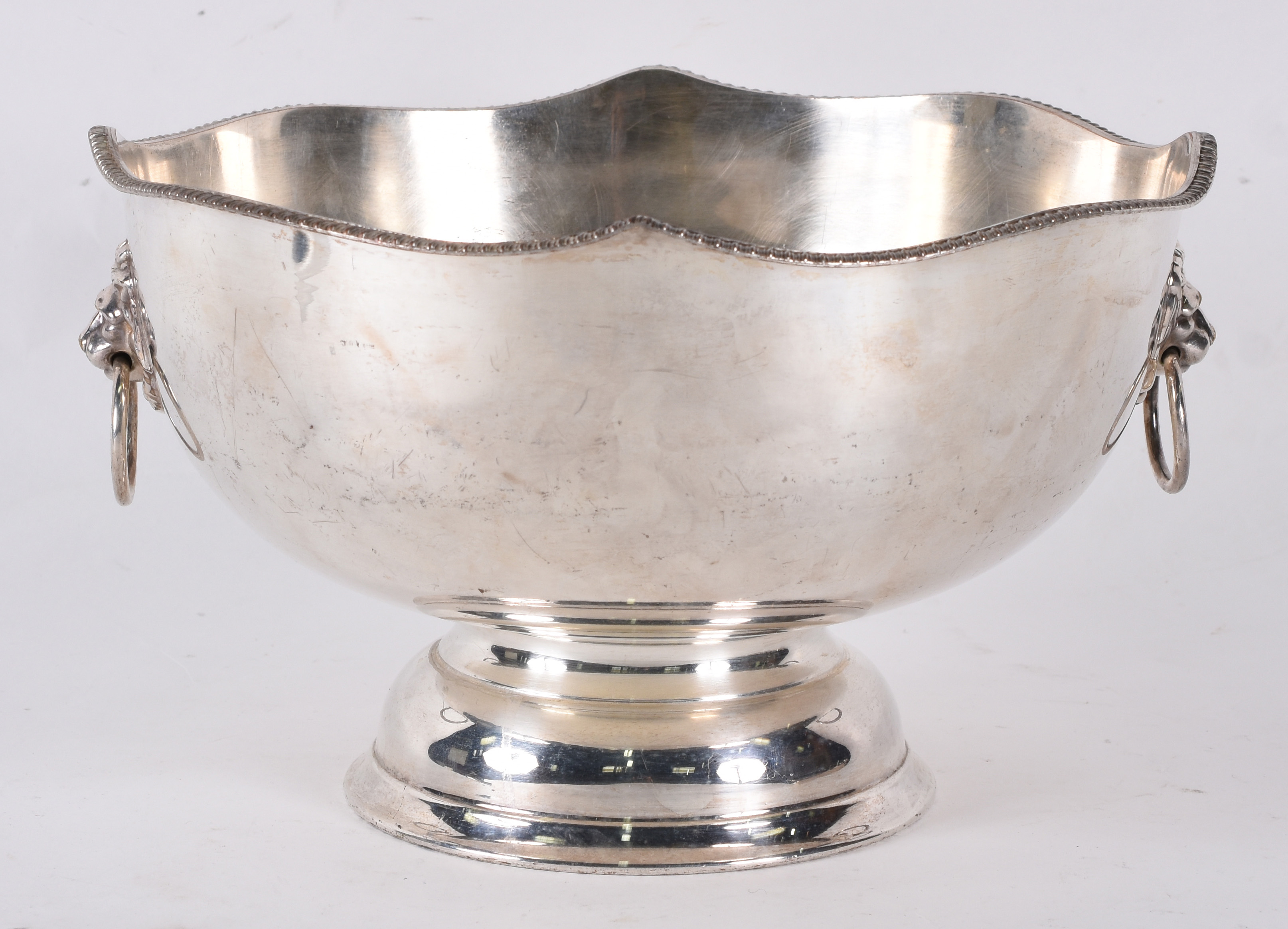 Grande bowl de metal prateado, alças laterais presas em cabeças de... - foto 1 de 4