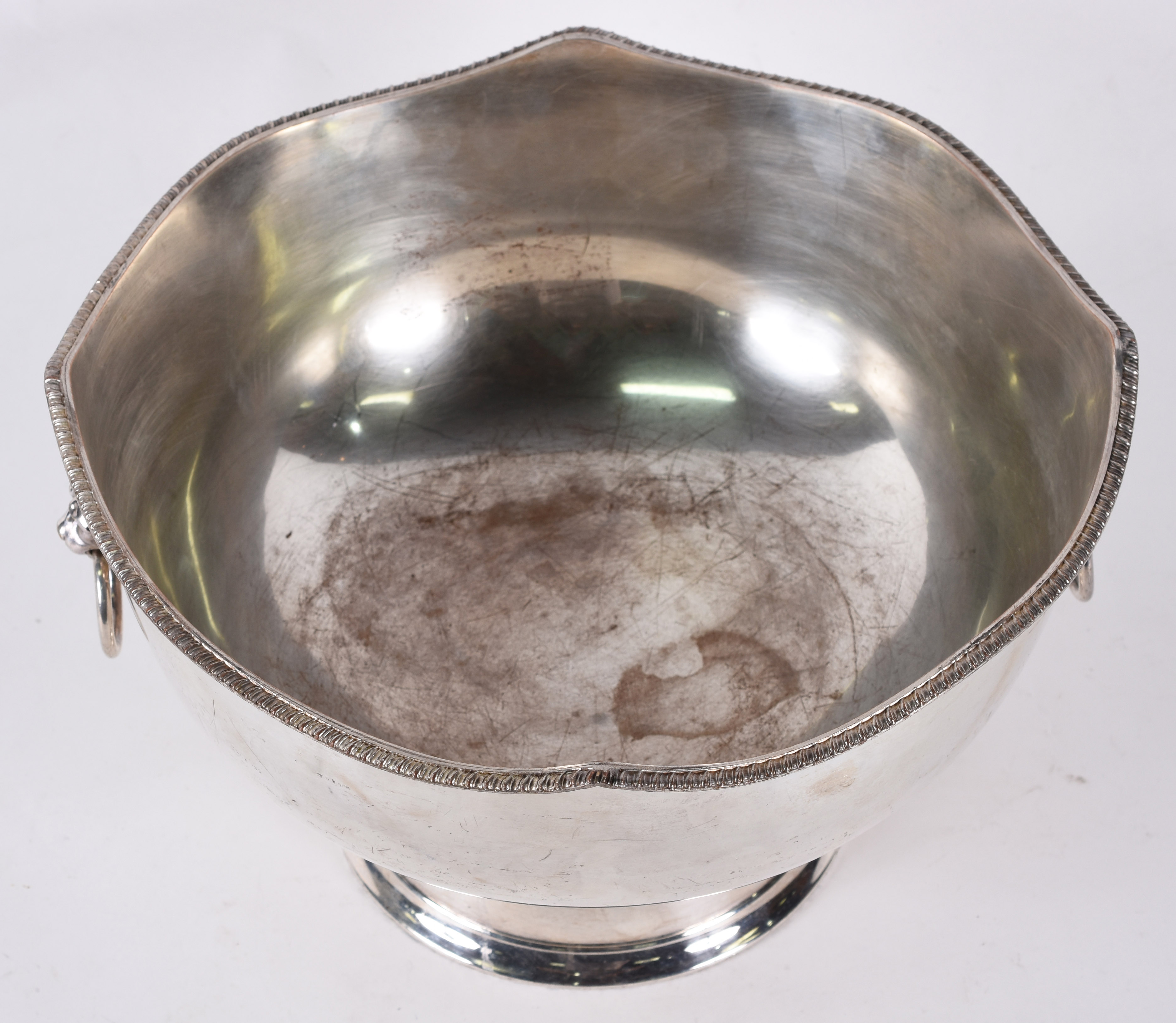 Grande bowl de metal prateado, alças laterais presas em cabeças de... - foto 2 de 4