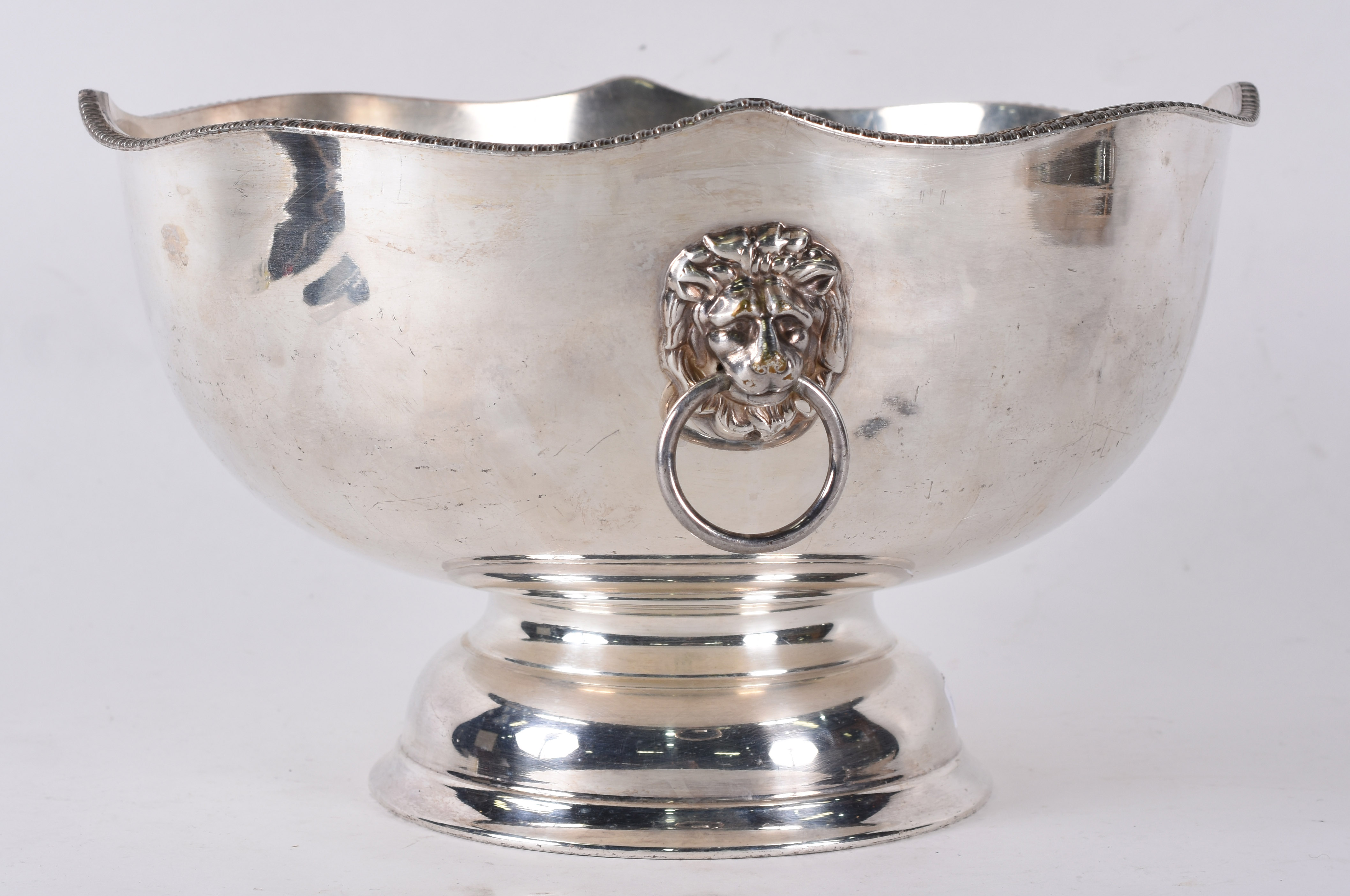 Grande bowl de metal prateado, alças laterais presas em cabeças de... - foto 3 de 4
