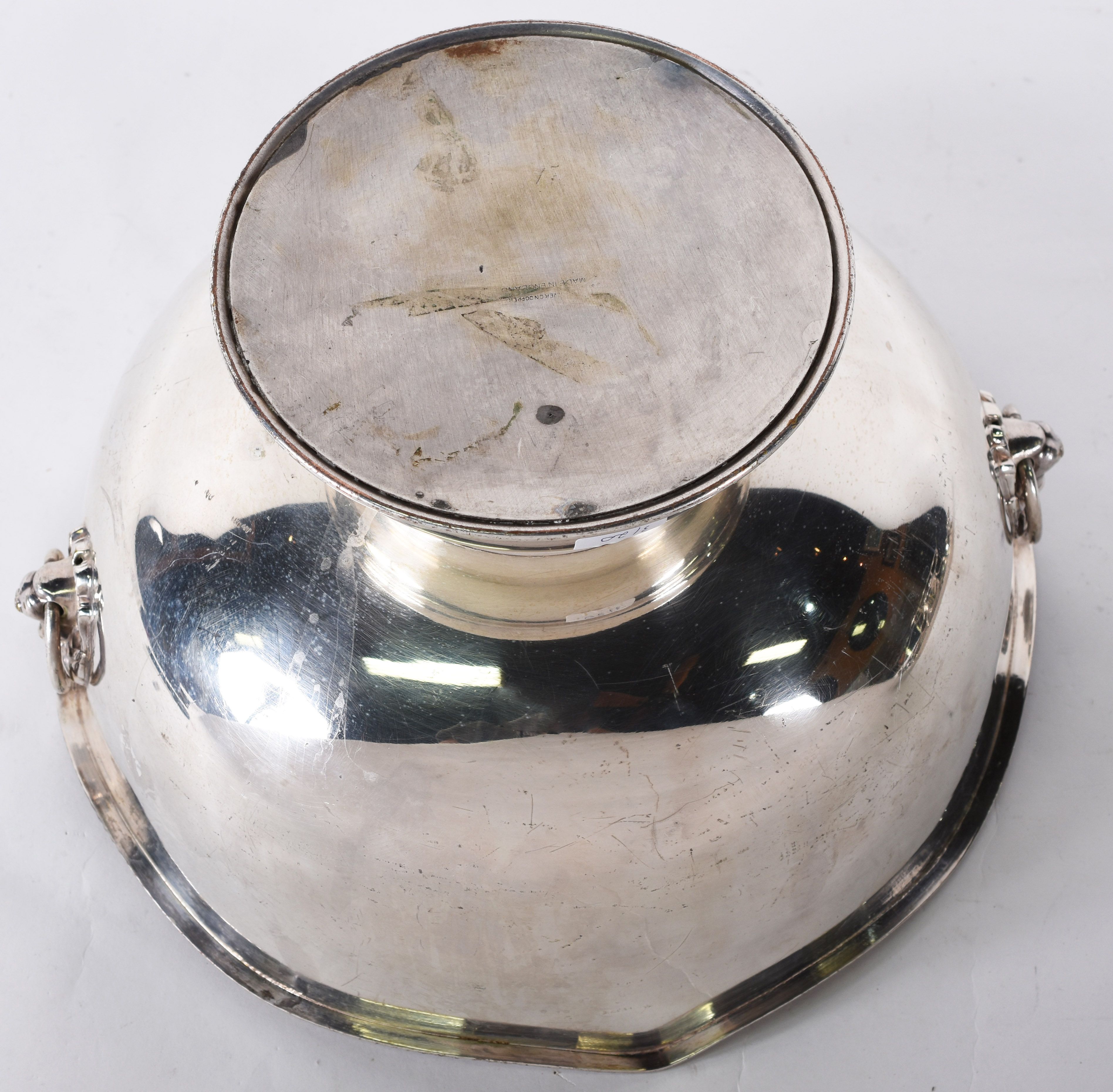 Grande bowl de metal prateado, alças laterais presas em cabeças de... - foto 4 de 4