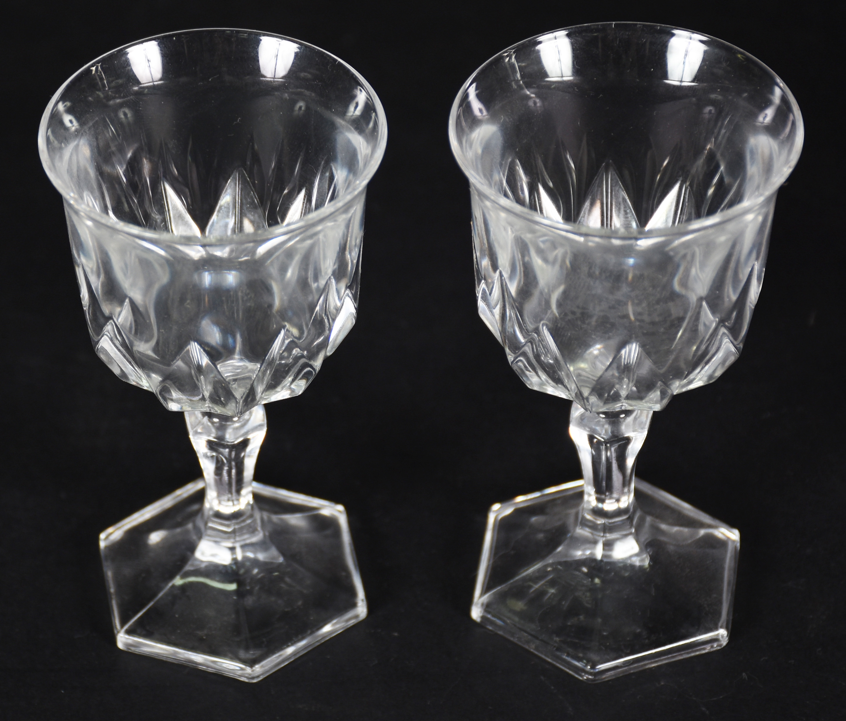 Doze copos para licor em demi cristal frances Darques e jarrinha para... - foto 2 de 4
