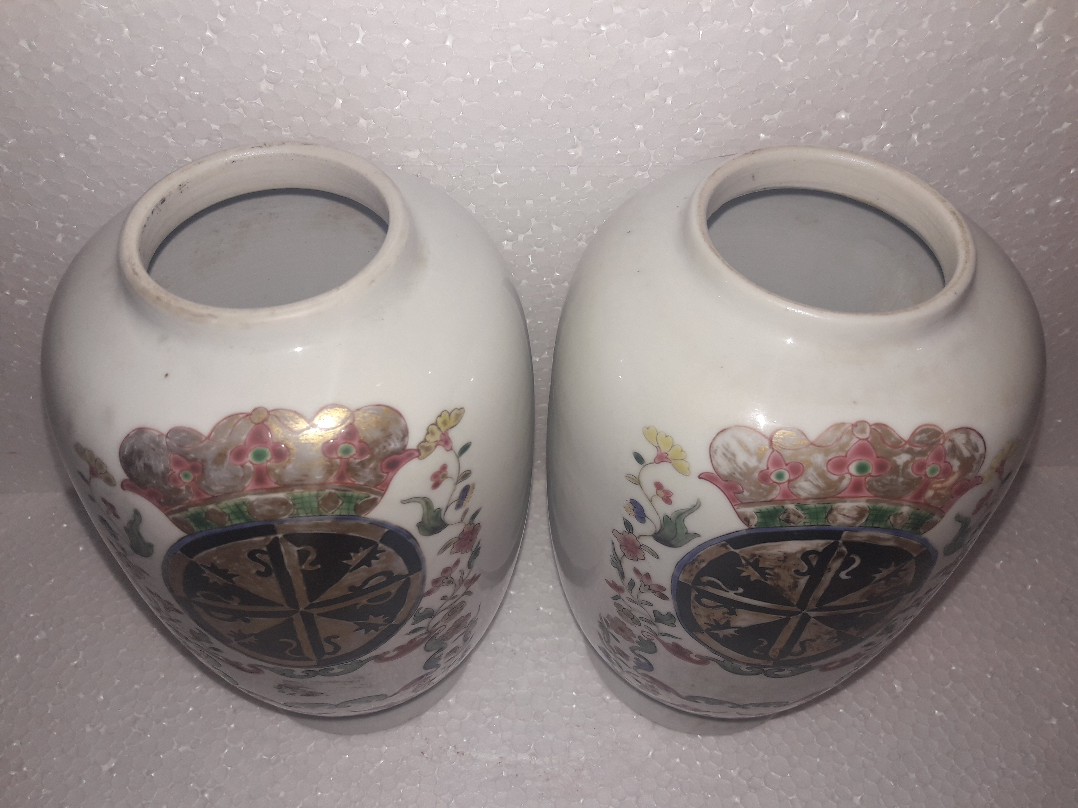Cia das Índias - Par de vasos em porcelana - Decoração com brasão da... - foto 2 de 2